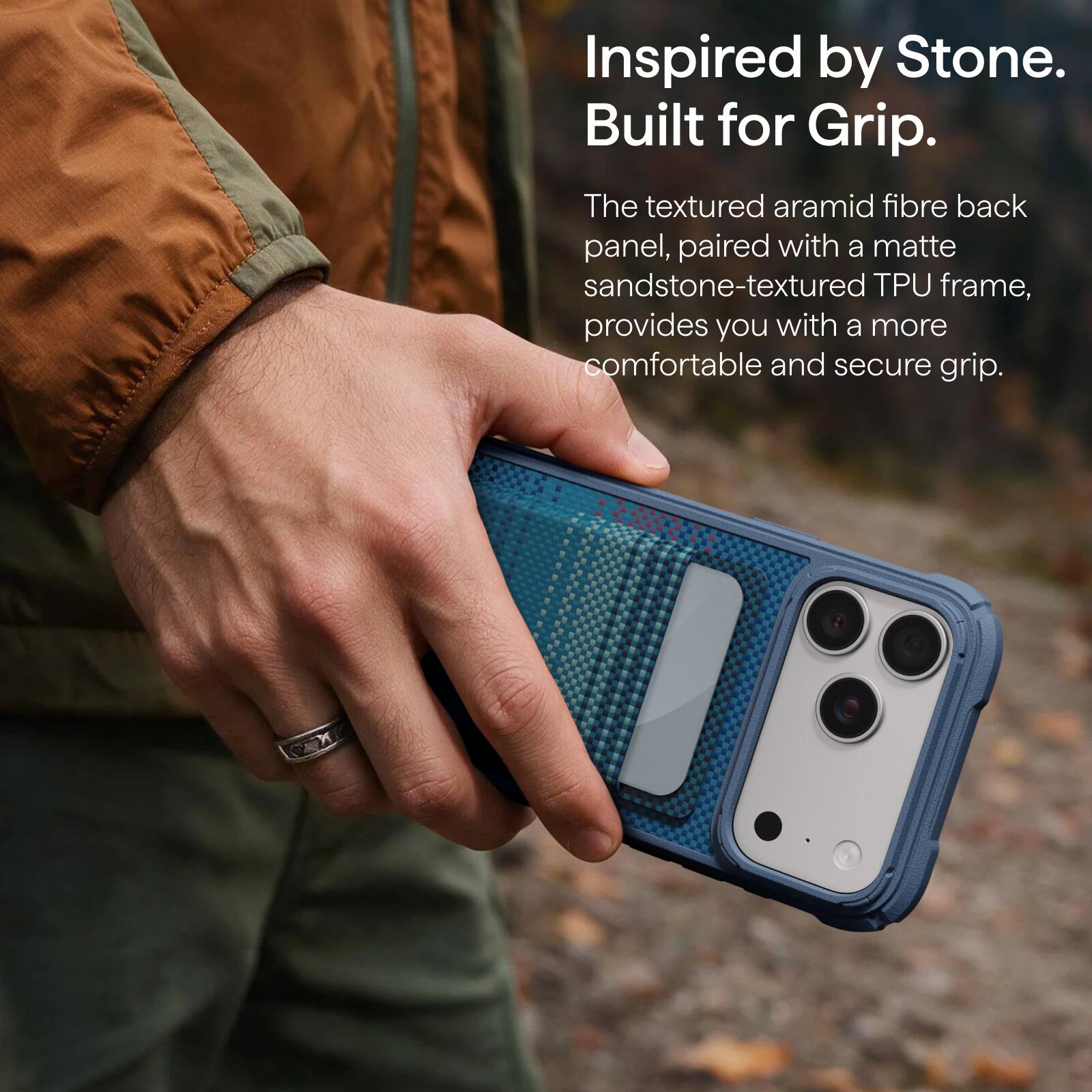 Inspired by Stone.  
Built for Grip.  

The textured aramid fibre back panel, paired with a matte sandstone-textured TPU frame, provides you with a more comfortable and secure grip.