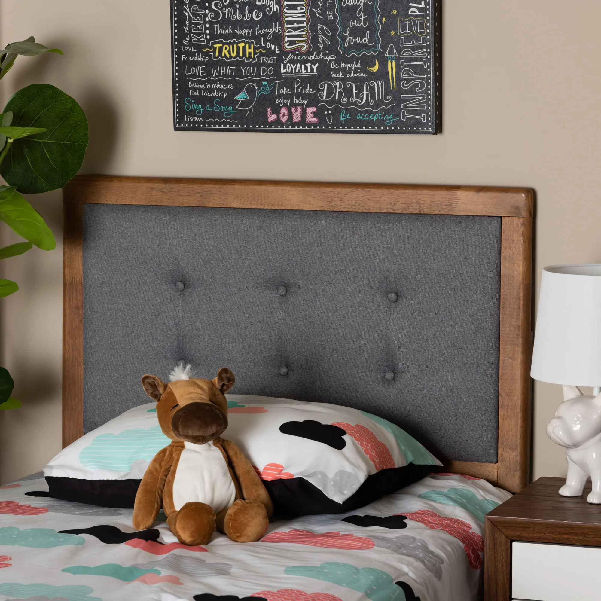 - T Smibe mi ls gh the vage PL E STRENGT out LIVE E Thisk toughts HAfPy Cabr LOVE foud E LOVE TRUTH Friendship TRUST friendship be LOVE YOU DO LOYALTY Popeful WHAT buck adviee INSPIRES Belnein macles Take Pride fndl Friendikip DREAM Sing enjoy hdoy a Soug LOVE Be san  accepting