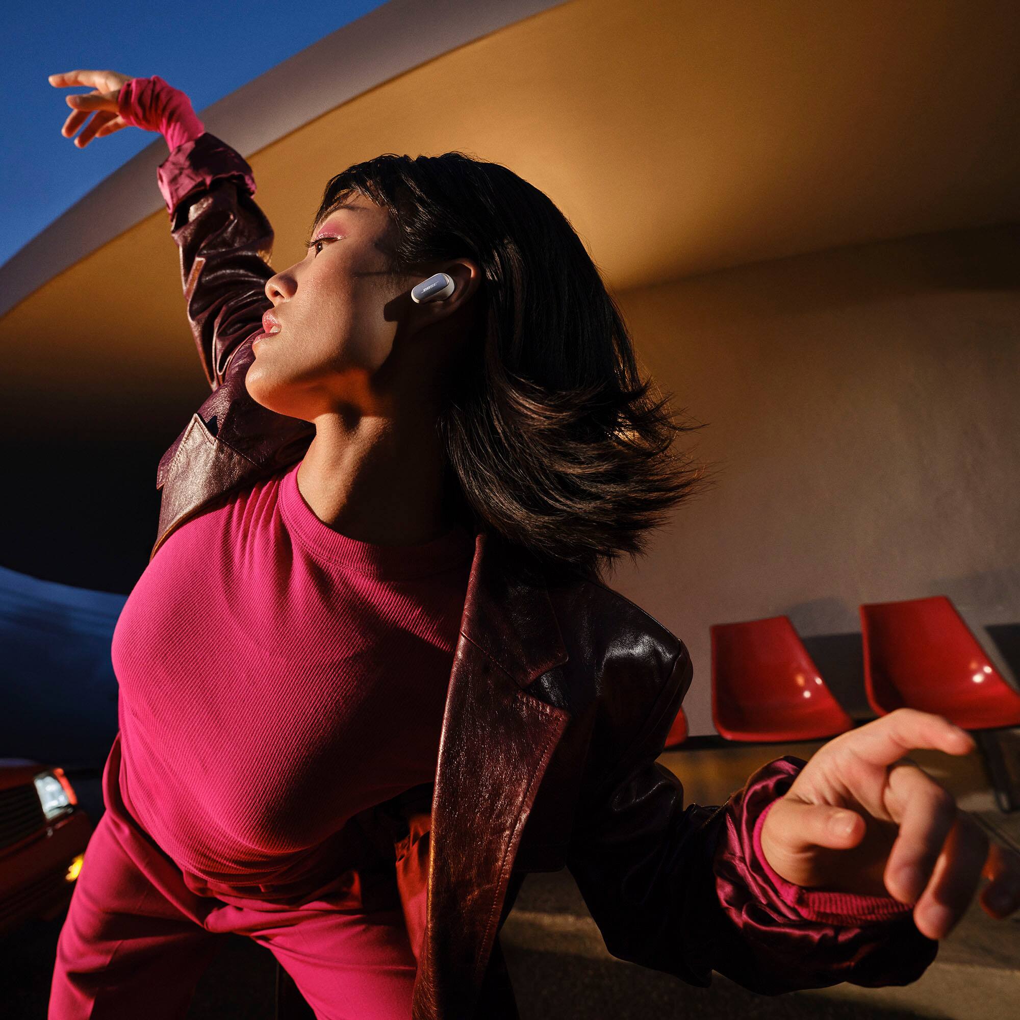 Alt View 16. Bose - QuietComfort Ultra True Wireless Noise Cancelling In-Ear Earbuds - White Smoke.