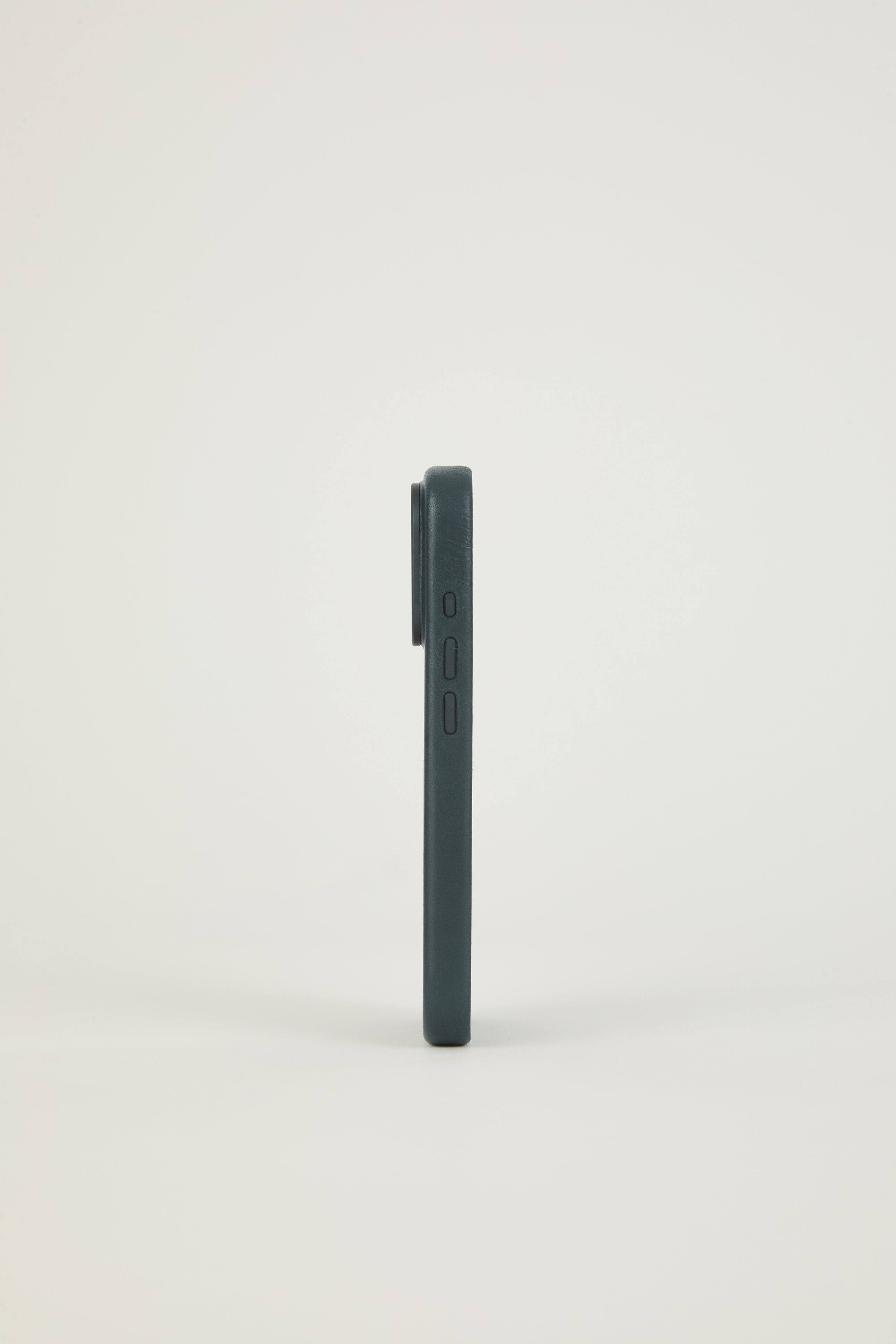 Back. Troubadour - iPhone 18 Pro Leather Case - Obsidian Green.