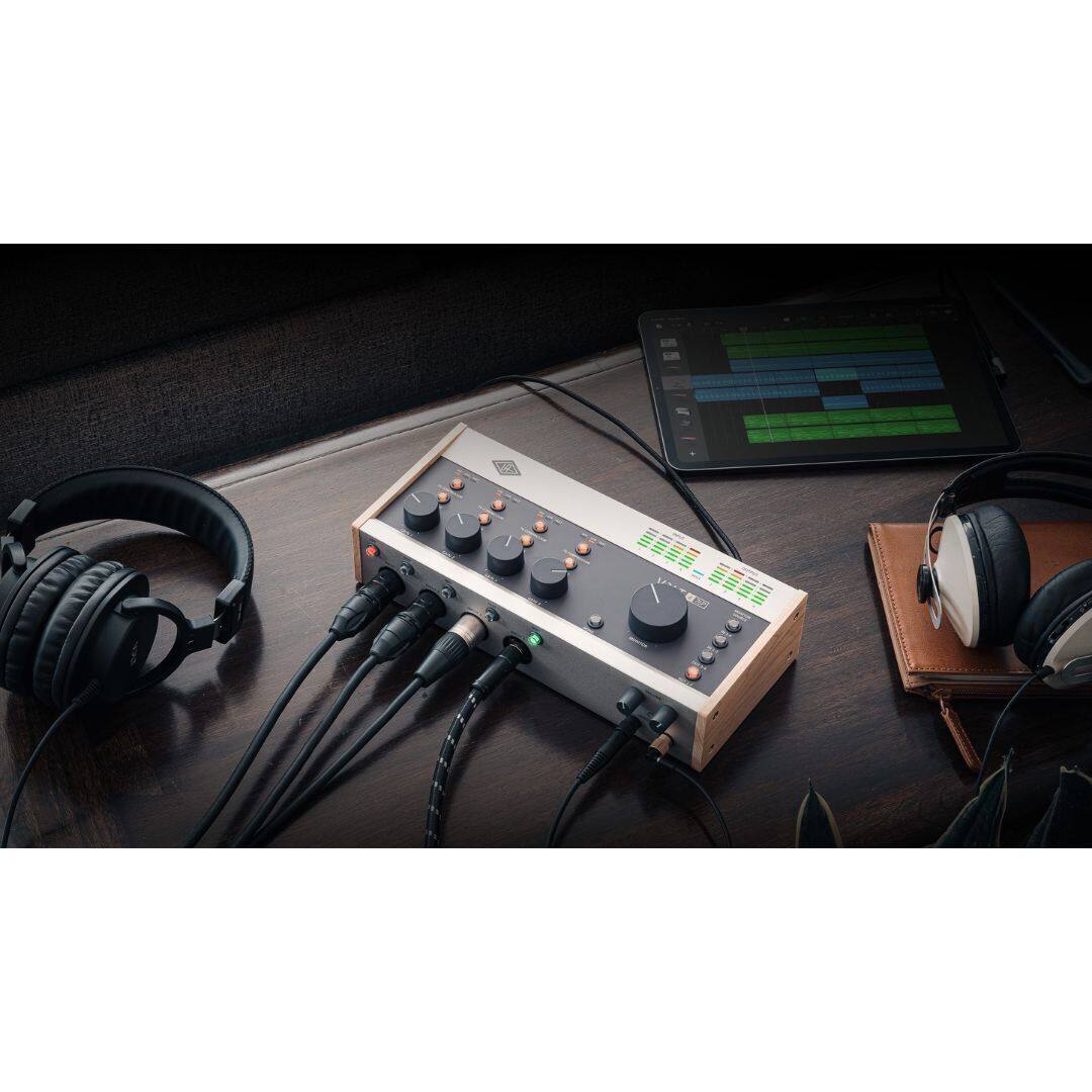 Left. Universal Audio - Universal Audio VOLT-476P VOLT 476P USB Audio Interface.