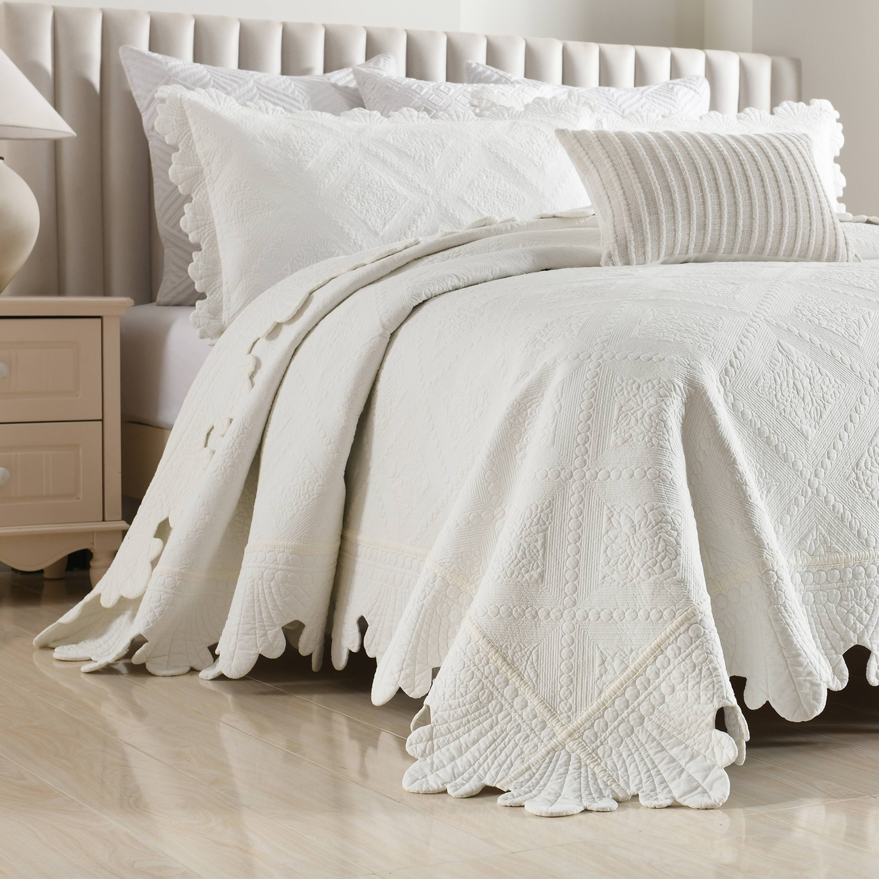 Angle. MarCielo - Marcielo 3 Piece 100% Cotton Oversized Bedspread Lightweight Quilt Bedspread Set - White.