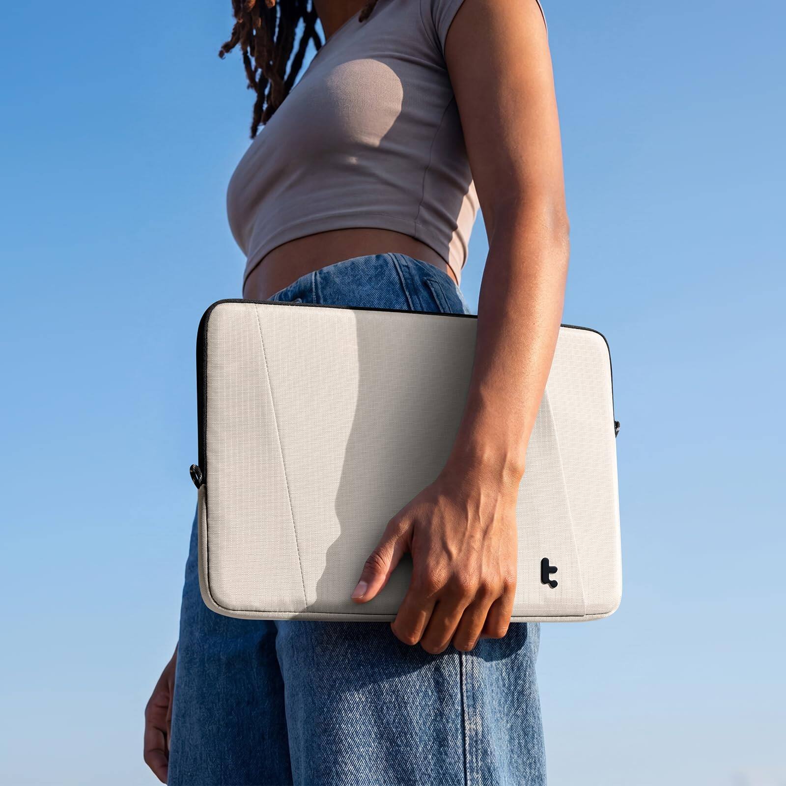 Alt View 5. tomtoc - Essence-A35 360° Protective Laptop Sleeve Case Bag for 15-inch MacBook Air (A3448)/Pro M5/M4/M3/M2 2026-2016 - Off-White.