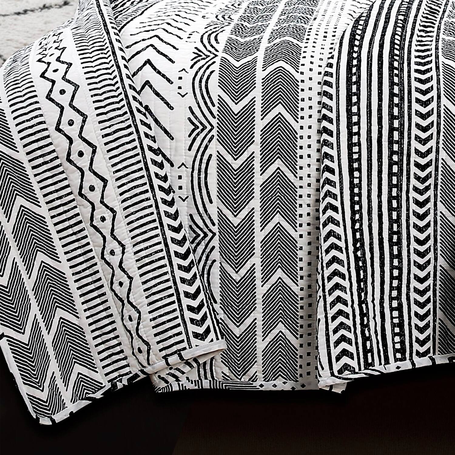 Back. Hivvago - King 3 Piece Scandinavian Style Chevron Black White Reversible Cotton Quilt Set - Black, White.