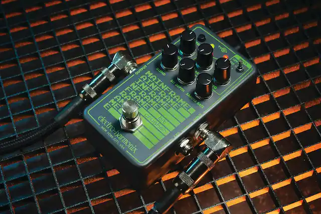 Electro-Harmonix
NEW YORK CITY, USA
bit crusher
INPUT
9V DC
OUTPUT
MAIN
BLEND
AK
BIT DEPTH
SAMPLE RATE
INFRA
NFIN
PROGRAM
DEPTH
FRAME
SAMPLE RATE
HPF
LPF
EQ
FALTER