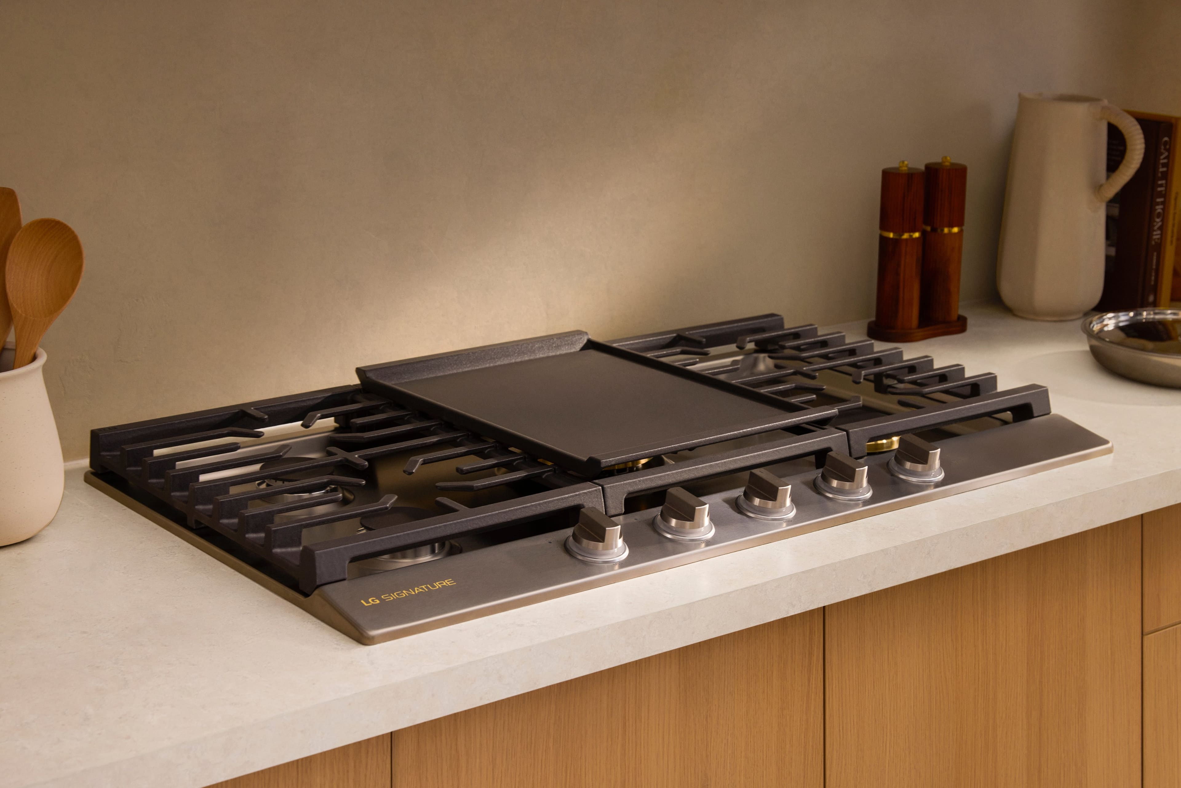 LG SIGNATURE 36 in Wide Built In Smart Gas Cooktop with 5 Burners