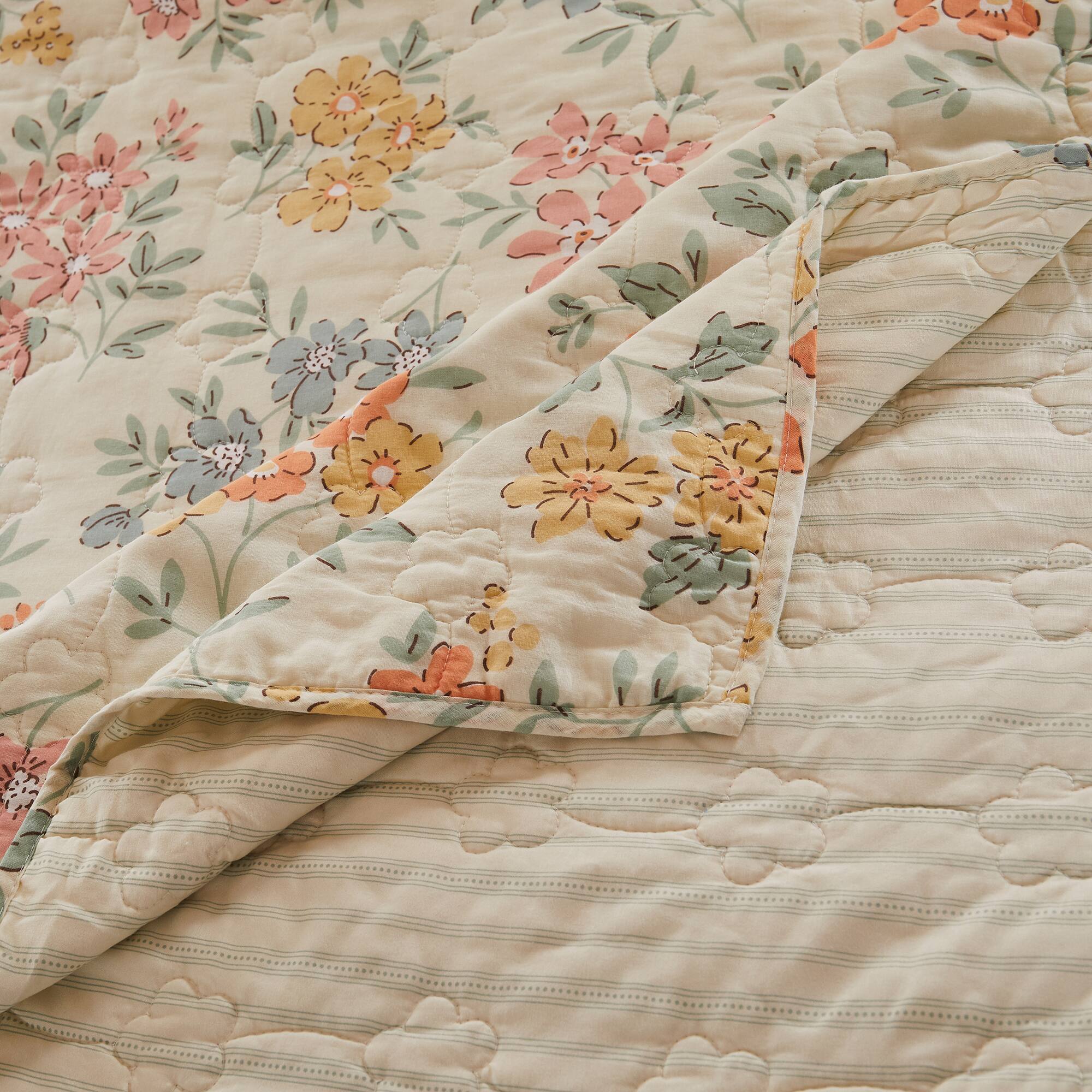 Left. BreeBe - Chloe Quilt Set - 2-Piece Twin/XL - Pastel.