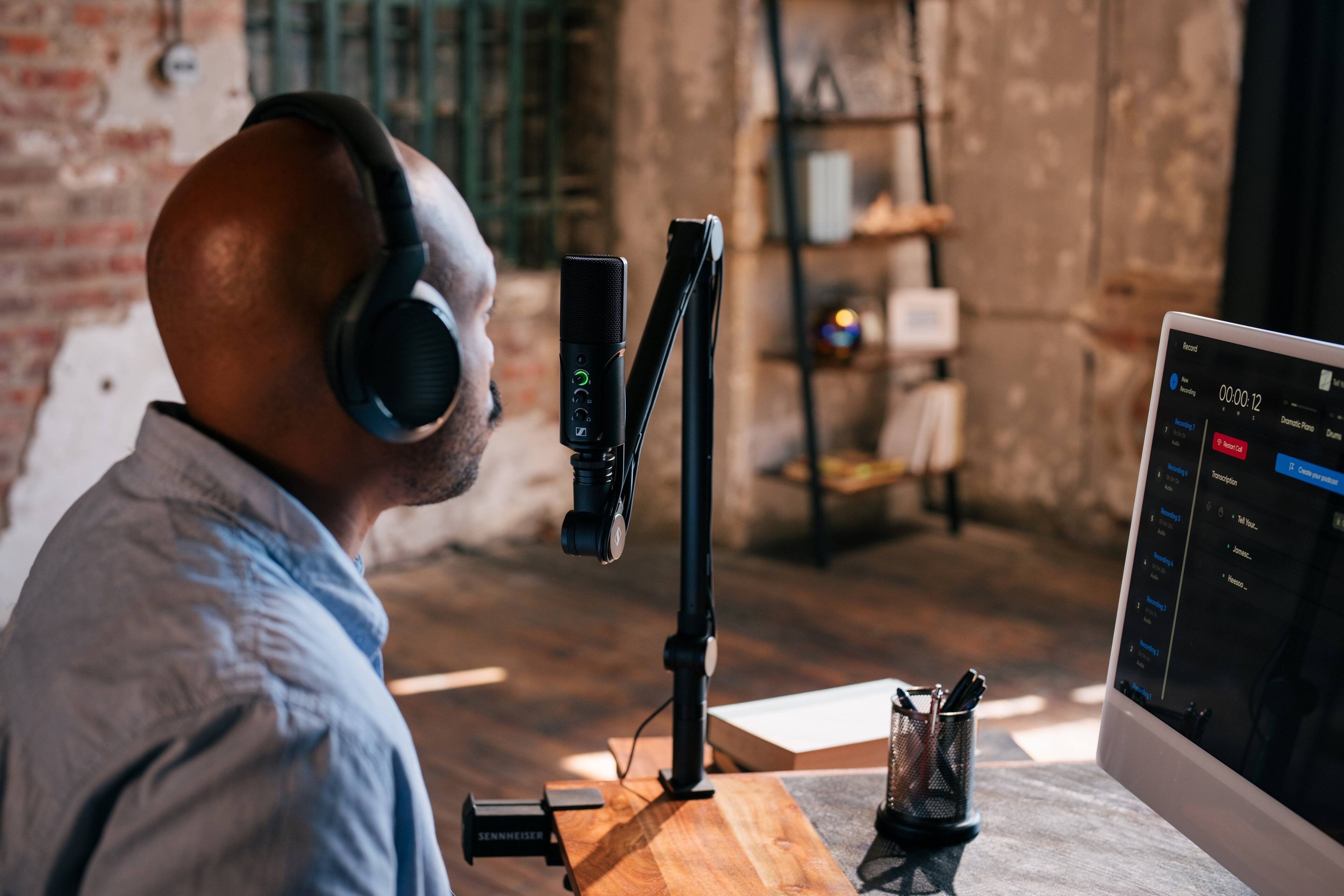 The text on the image reads: "OOGGs J lecad E Seodg 00.00 de 12 - d 1 Swoving? ado - 8 SeoerDal La hecring as Tronslption - a Dromatic Jes Drums a Cede - - - Seodg 2 - Seceding A - - - - heoding) - - - Seading - Tal T - - SENNHEISER."