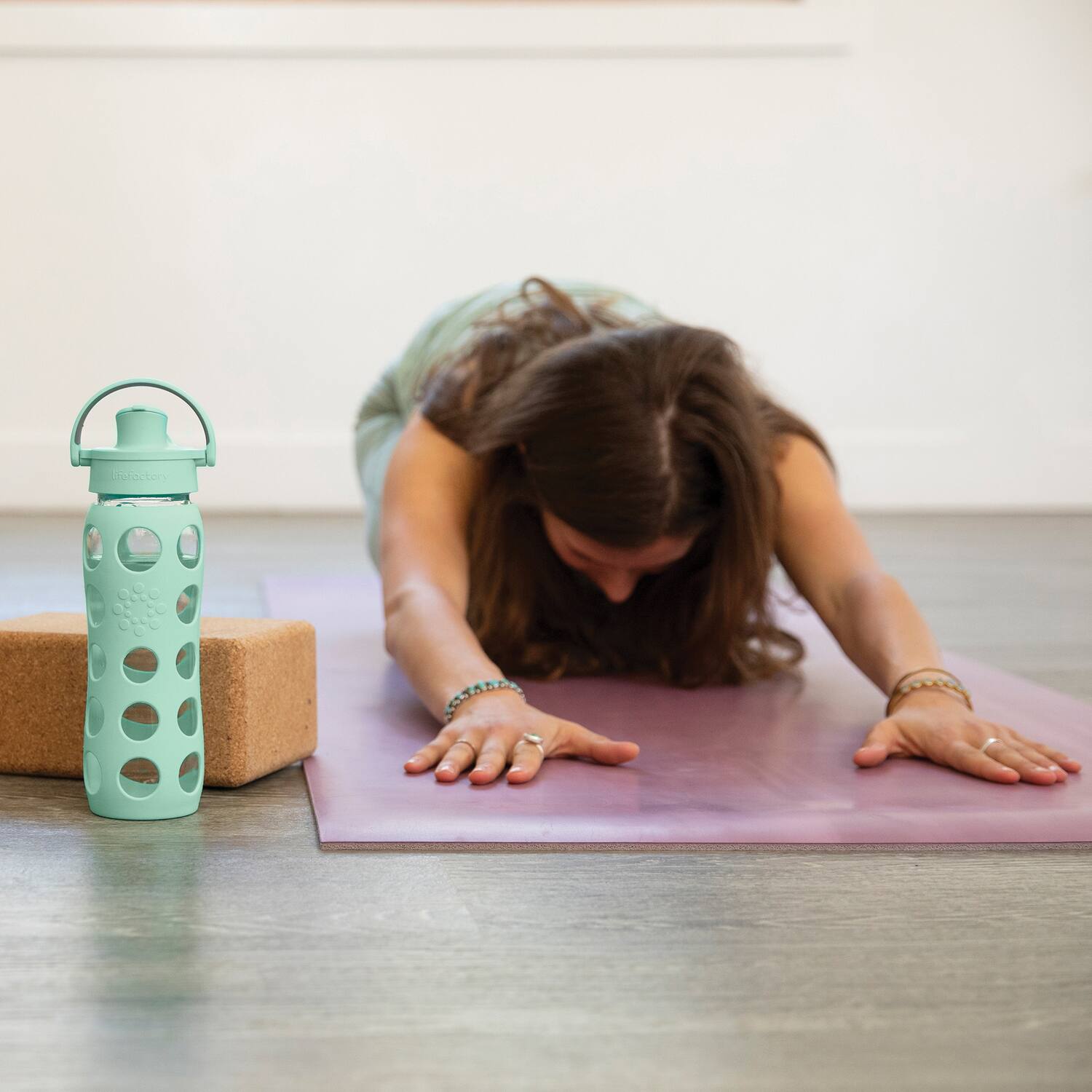 Alt View 5. Lifefactory - Lifefactory Lg4321mmi4 22-oz. Glass Water Bottle With Active Flip Cap And Protective Silicone Sleeve (mint) - green.