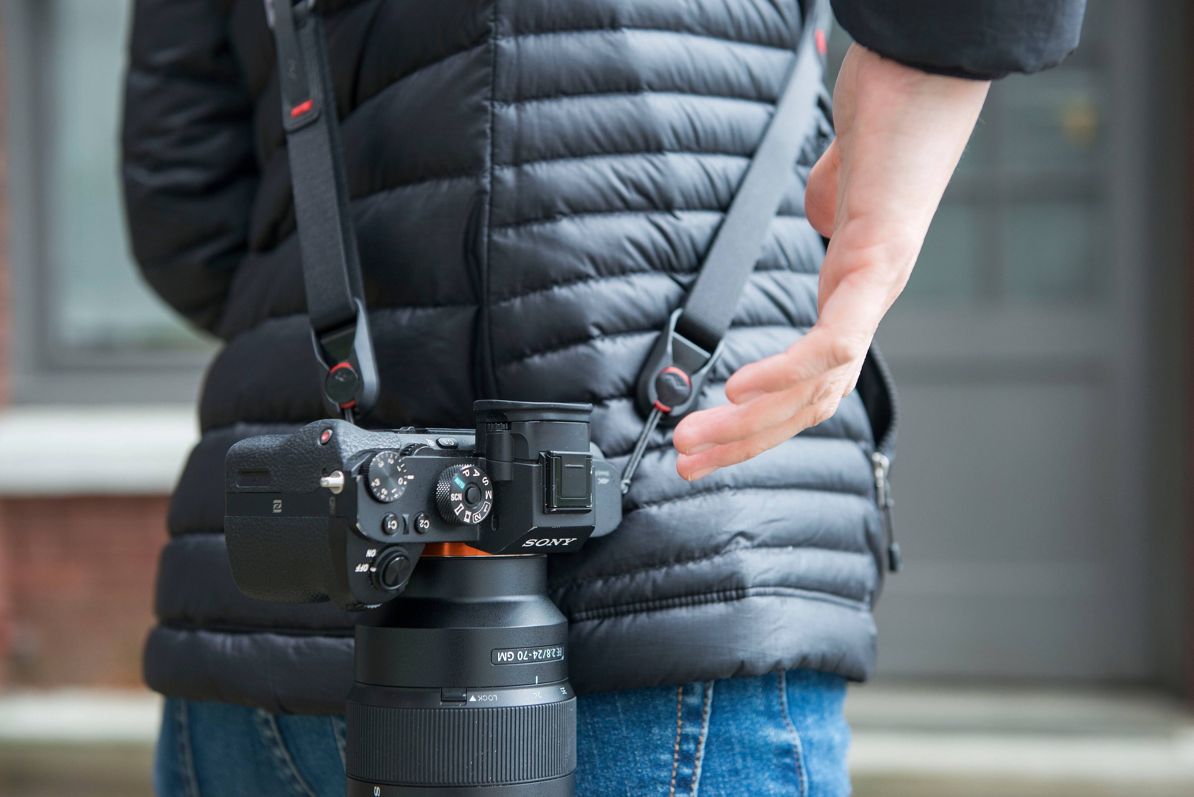 The text on the image reads "CS P A aT e SCH M a 1 a  SONY d0 GM 28/24-70 70 FOK I 1 E A."