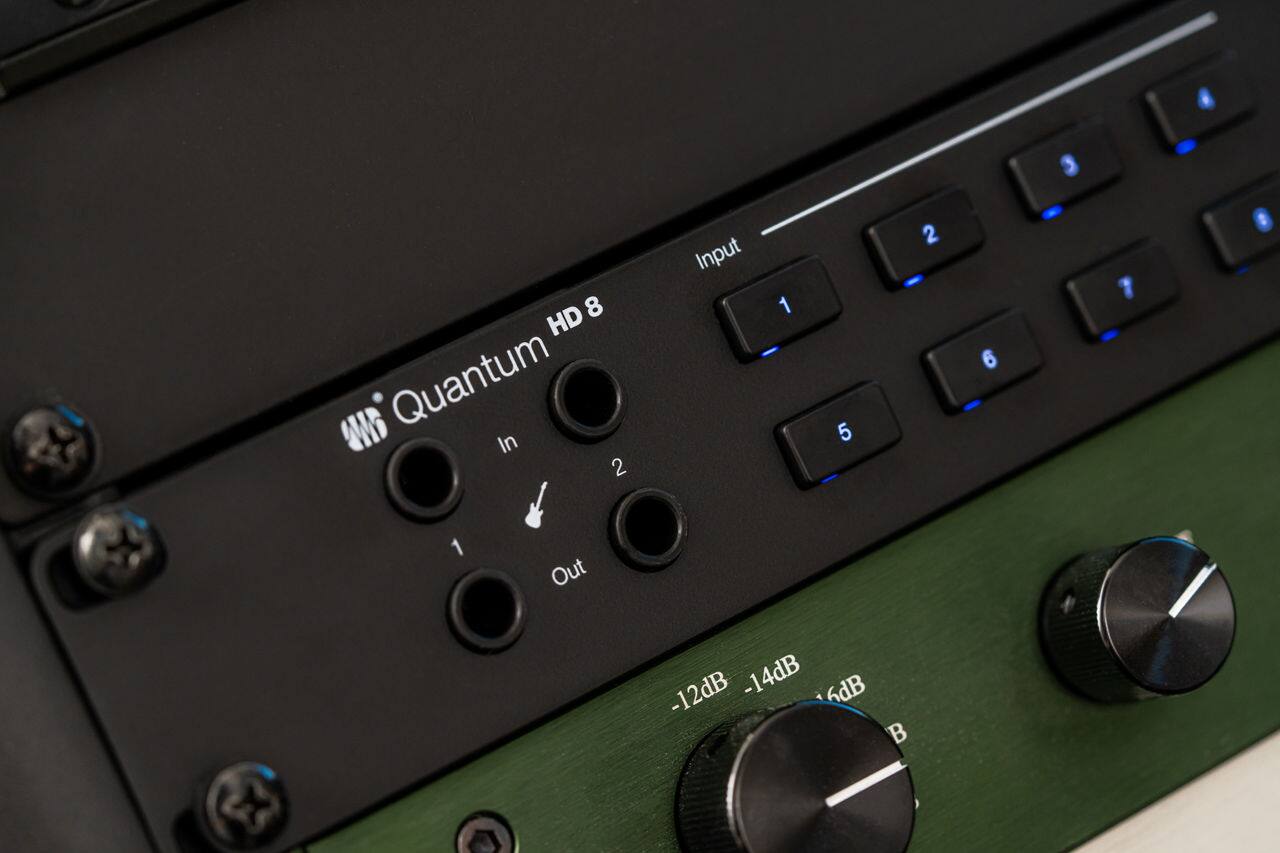 The text on the image reads: "3 8 HD Quantum In 2 Input 1 5 2 6 7 1 Out -12dB -14dB 6dB." This text is grouped and corrected as follows:
"3 8 HD Quantum In 2 Input 1 5 2 6 7 1 Out -12dB -14dB 6dB"
The corrected text is a description of the Quantum In 2 Input device, which has a 3.5mm input and a 6.35mm output. The device also features a 1/4 inch input and a 1/4 inch output. The text also indicates the frequency response of the device, which ranges from -12dB to -14dB at 6dB.