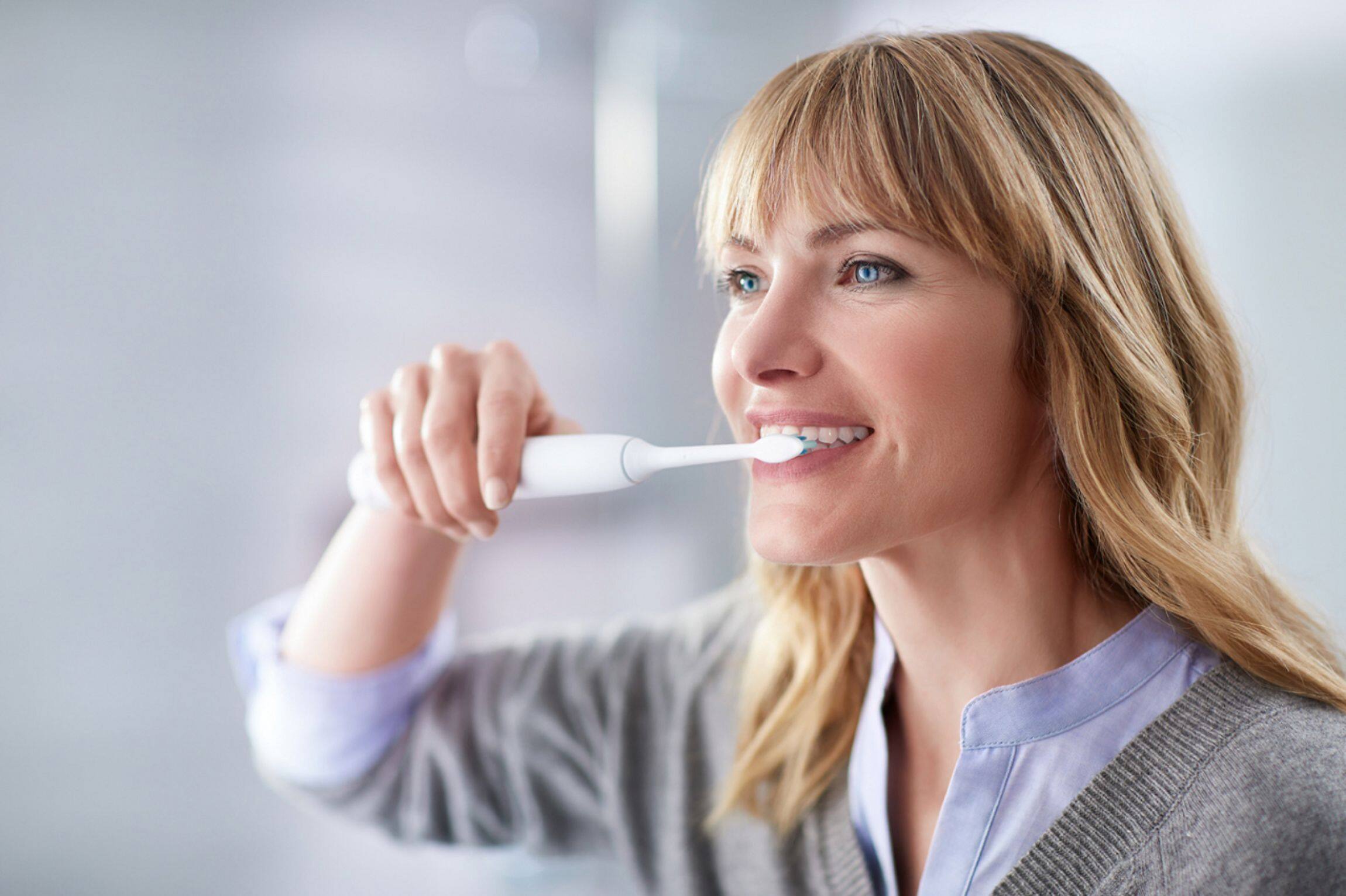 Alt View 15. Philips Sonicare - ProtectiveClean 5100 Rechargeable Toothbrush - Black.