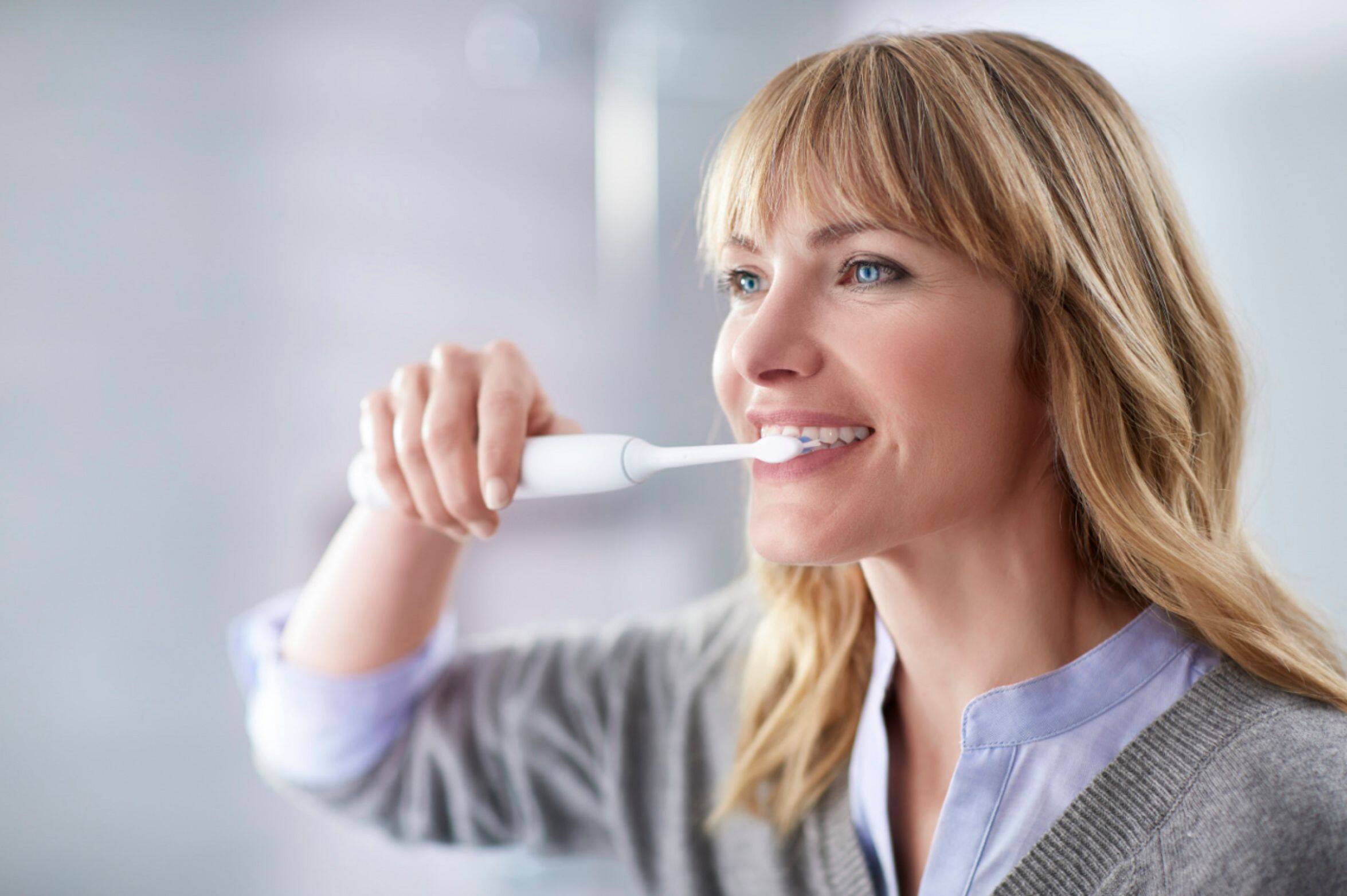 Alt View 16. Philips Sonicare - ProtectiveClean 6100 Rechargeable Toothbrush - White.