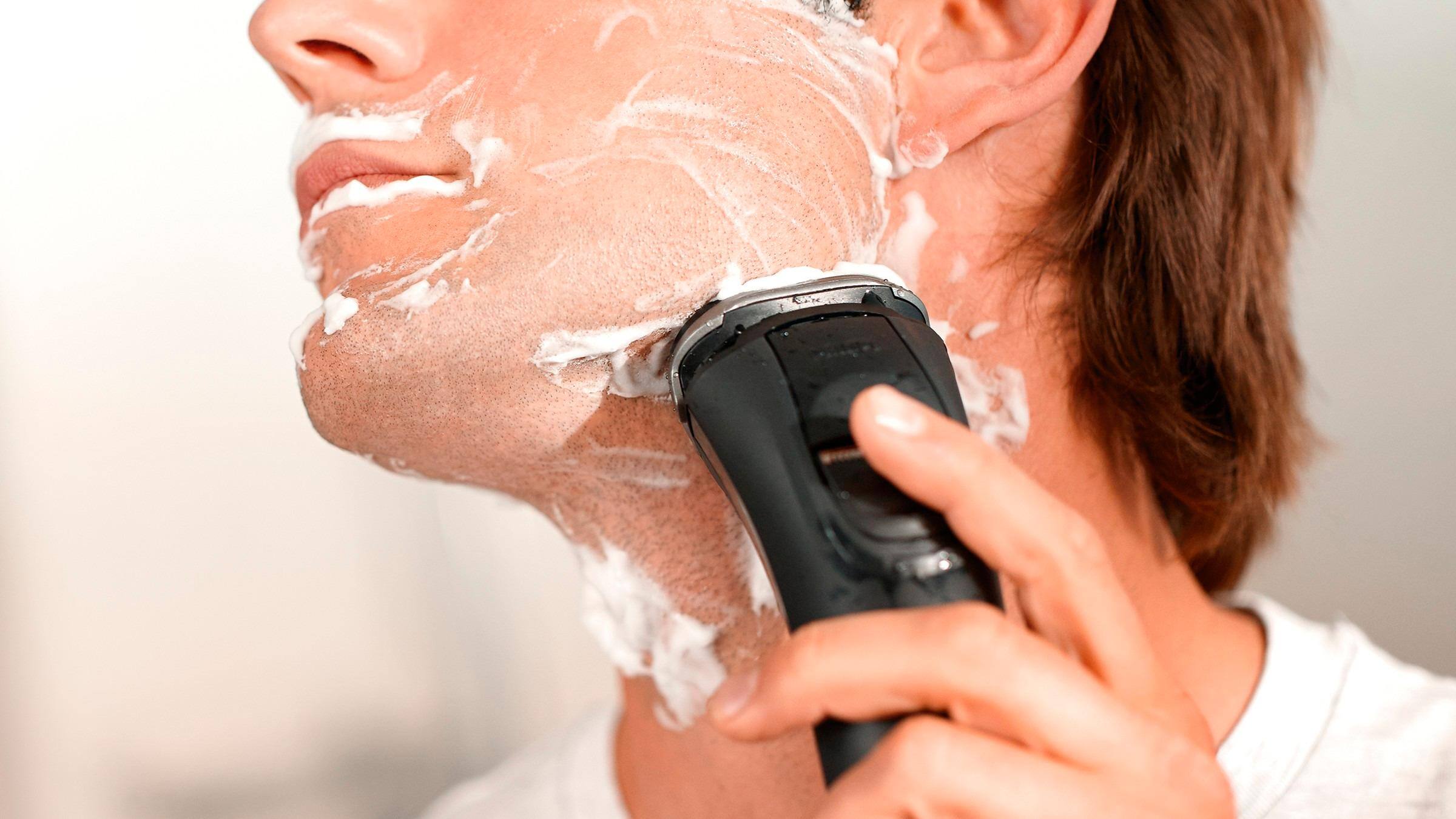 Alt View 17. Philips Norelco - Series 3000 Wet/Dry Electric Shaver - Precision Black/Black Metallic Chrome.