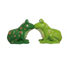 Pacific Trading - Kissing Frogs Attractives Ceramic Magnetic Salt and Pepper Shaker Set - Green