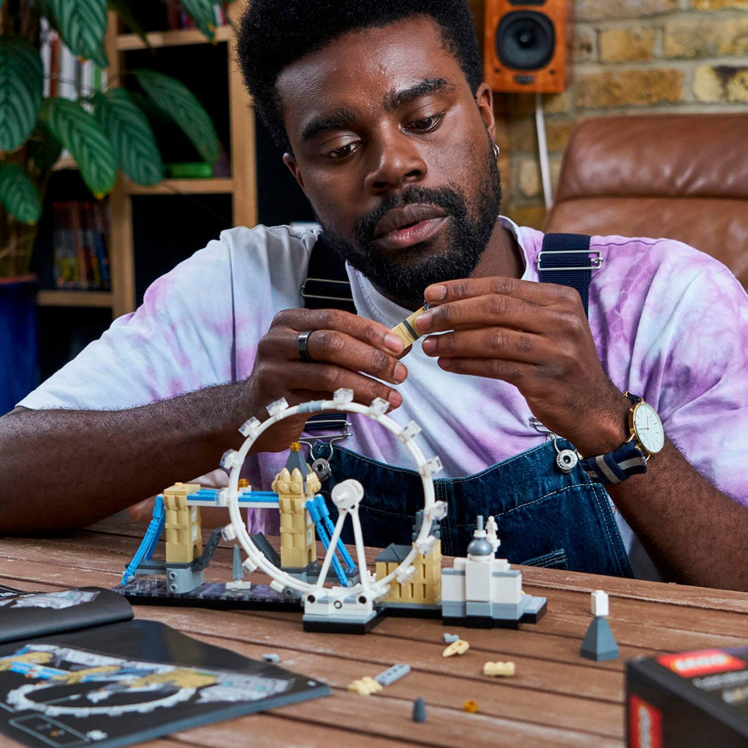 Left. LEGO - Architecture London Skyline 21034.