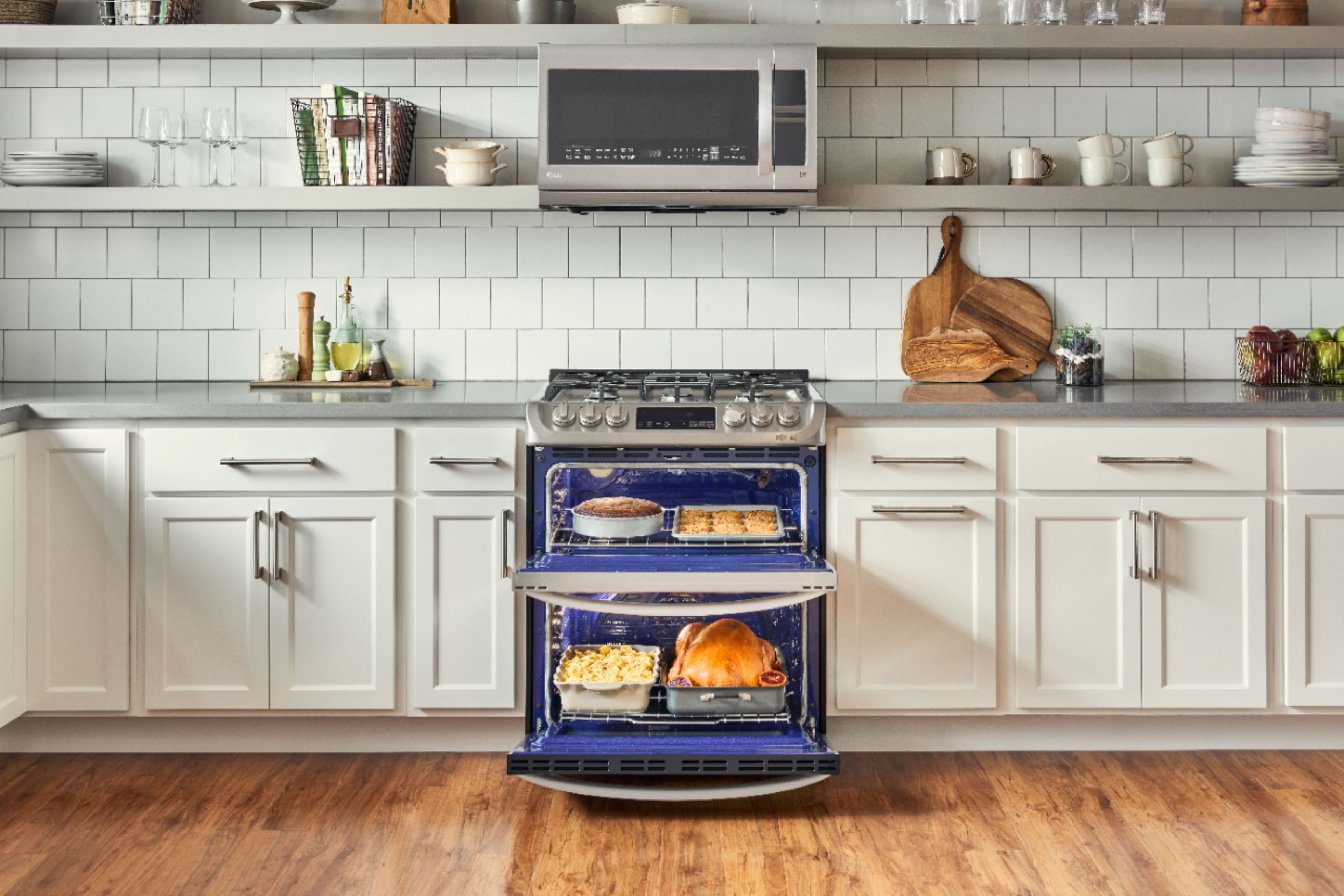 Alt View 32. LG - 6.9 Cu. Ft. Slide-In Double Oven Gas True Convection Range with EasyClean and ThinQ Technology - Stainless Steel.