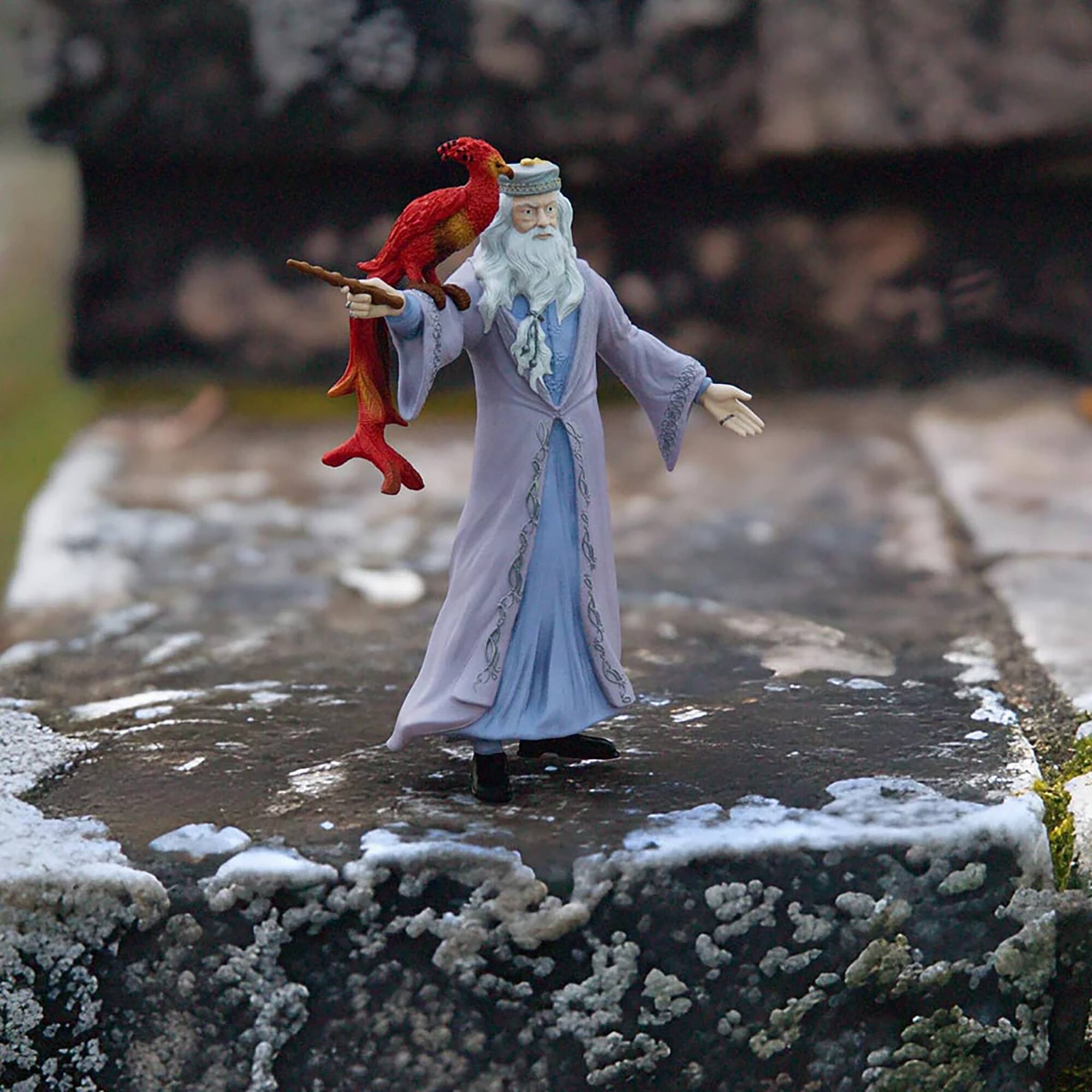 Left. Schleich - Wizarding World: Dumbledore & Fawkes.
