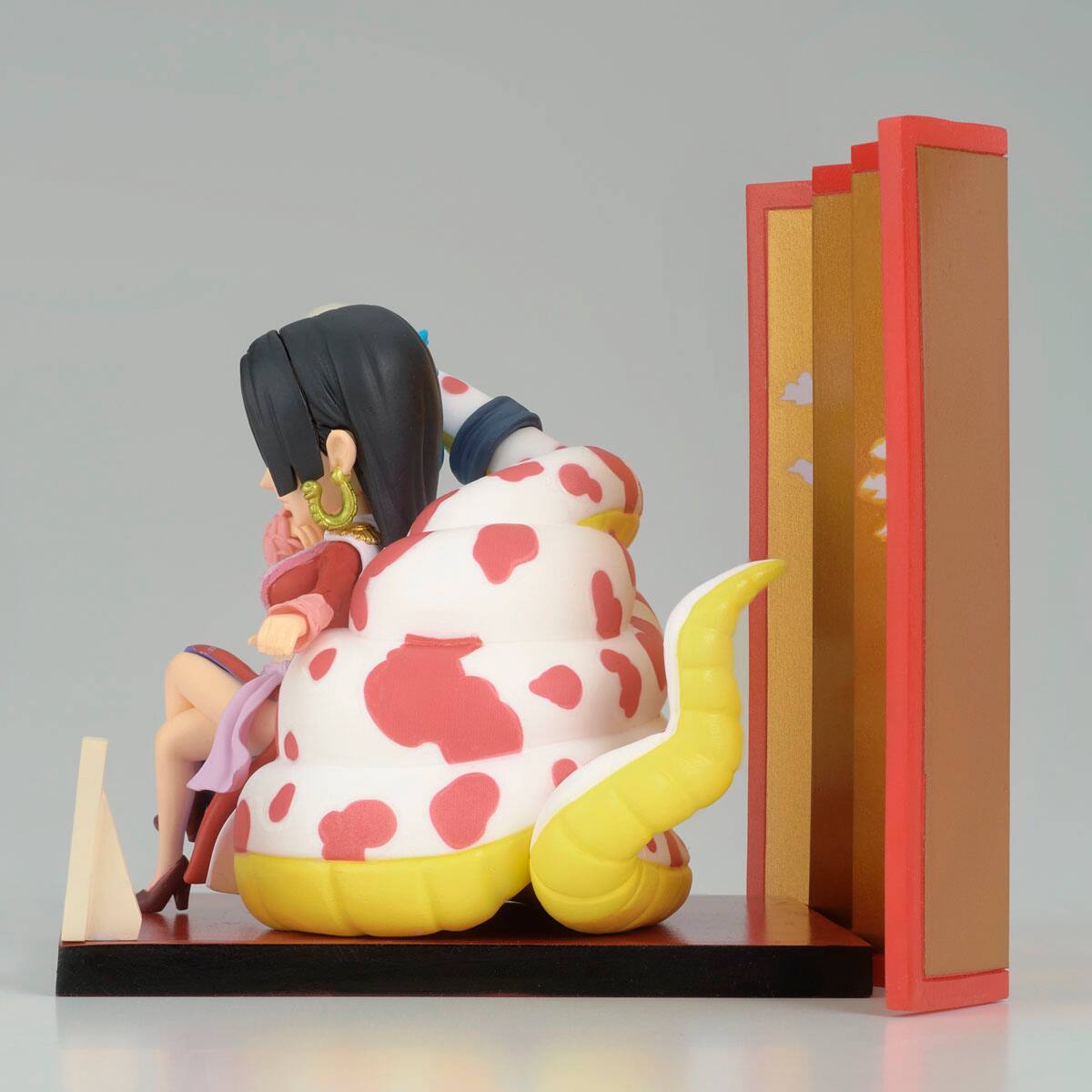 Left. Bandai - One Piece Figure - Boa Hancock 4.7" World Collectable Figure.