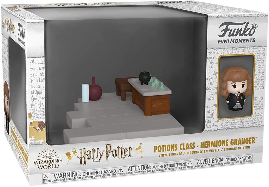 Funko MINI MOMENTS  
Harry Potter  
POTIONS CLASS - HERMIONE GRANGER  
VINYL FIGURES / FIGURINES EN VINYLE / FIGURAS DE VINIL  
WARNING: CHOKING HAZARD. Small parts. Not suitable for children under 36 months.  
ATTENTION: DANGER D'ÉTOUFFEMENT. Petites pièces. Ne convient pas aux enfants de moins de 36 mois.  
ADVERTENCIA: PELIGRO DE ASFIXIA. Partes pequeñas. No es adecuado para niños menores de 36 meses.