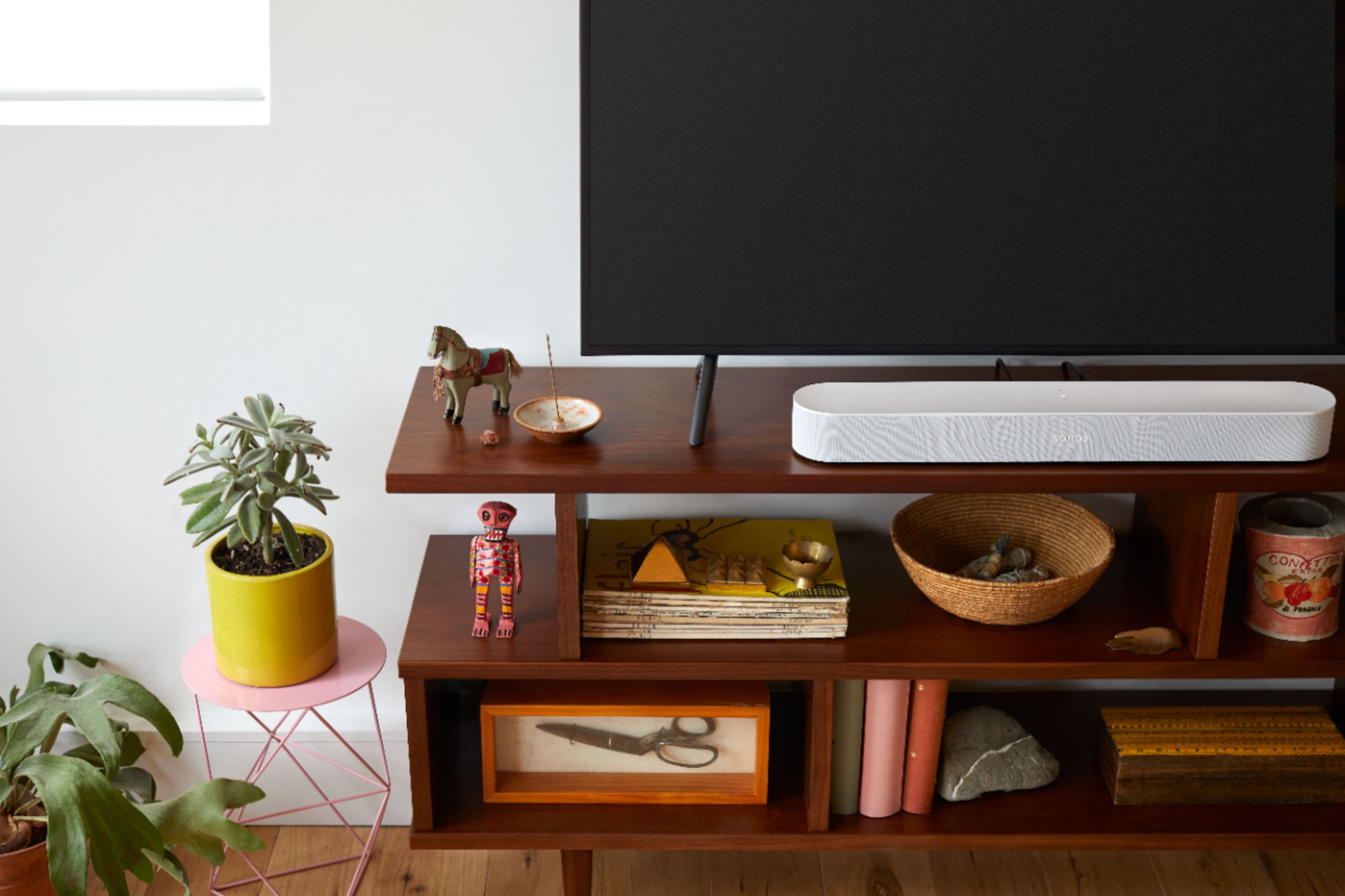 Alt View 19. Sonos - Beam Soundbar with Voice Control built-in - White.