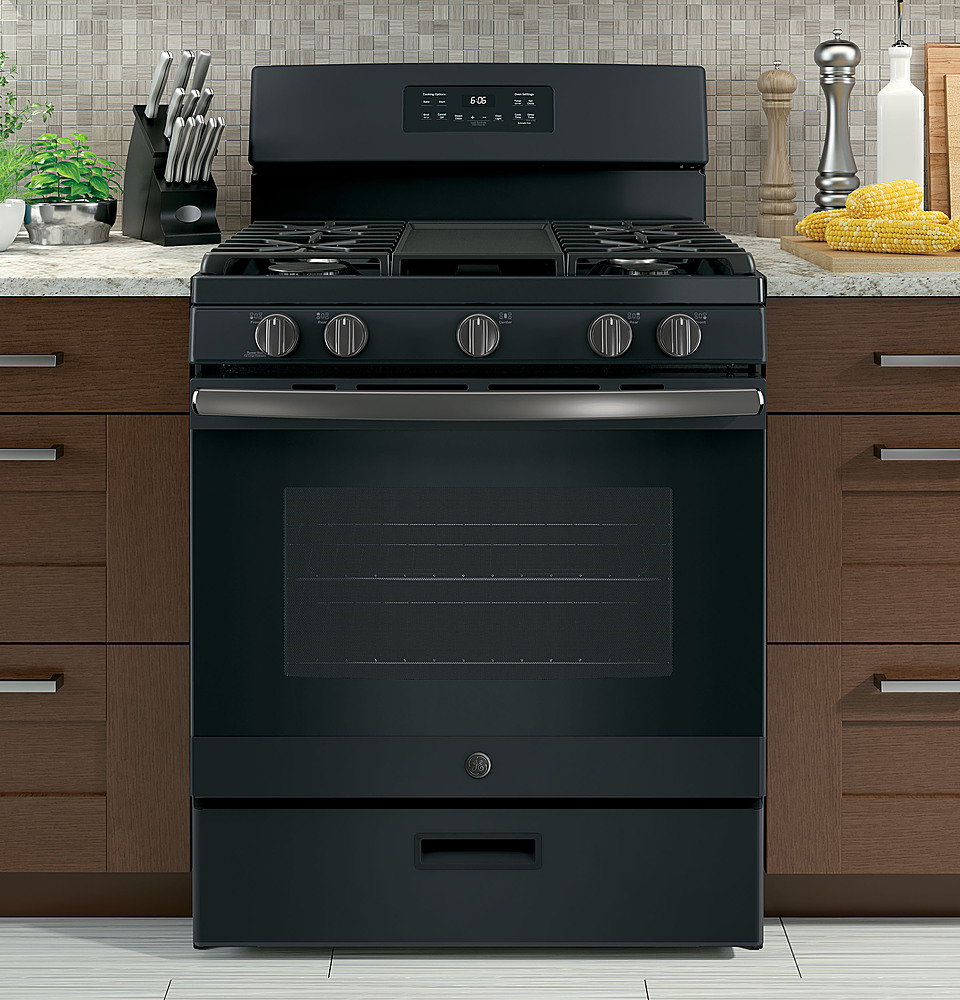Angle View: GE - 5.0 Cu. Ft. Freestanding Gas Convection Range with Self-Steam Cleaning and No-Preheat Air Fry - Black slate