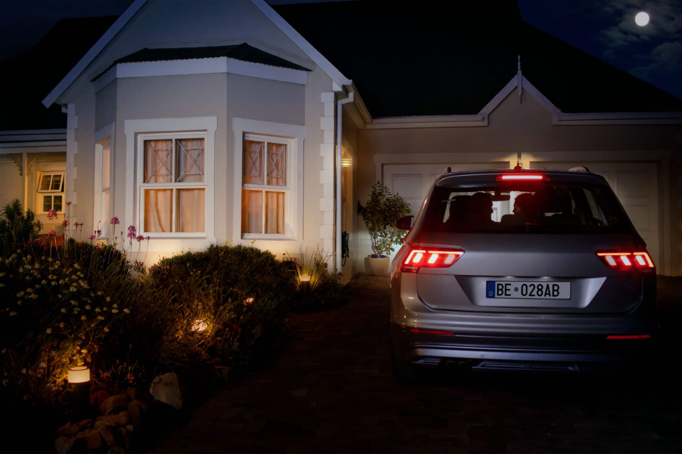 Alt View 13. Philips - Hue White and Color Ambiance Calla Outdoor Pathway Light Extension Kit - Black.