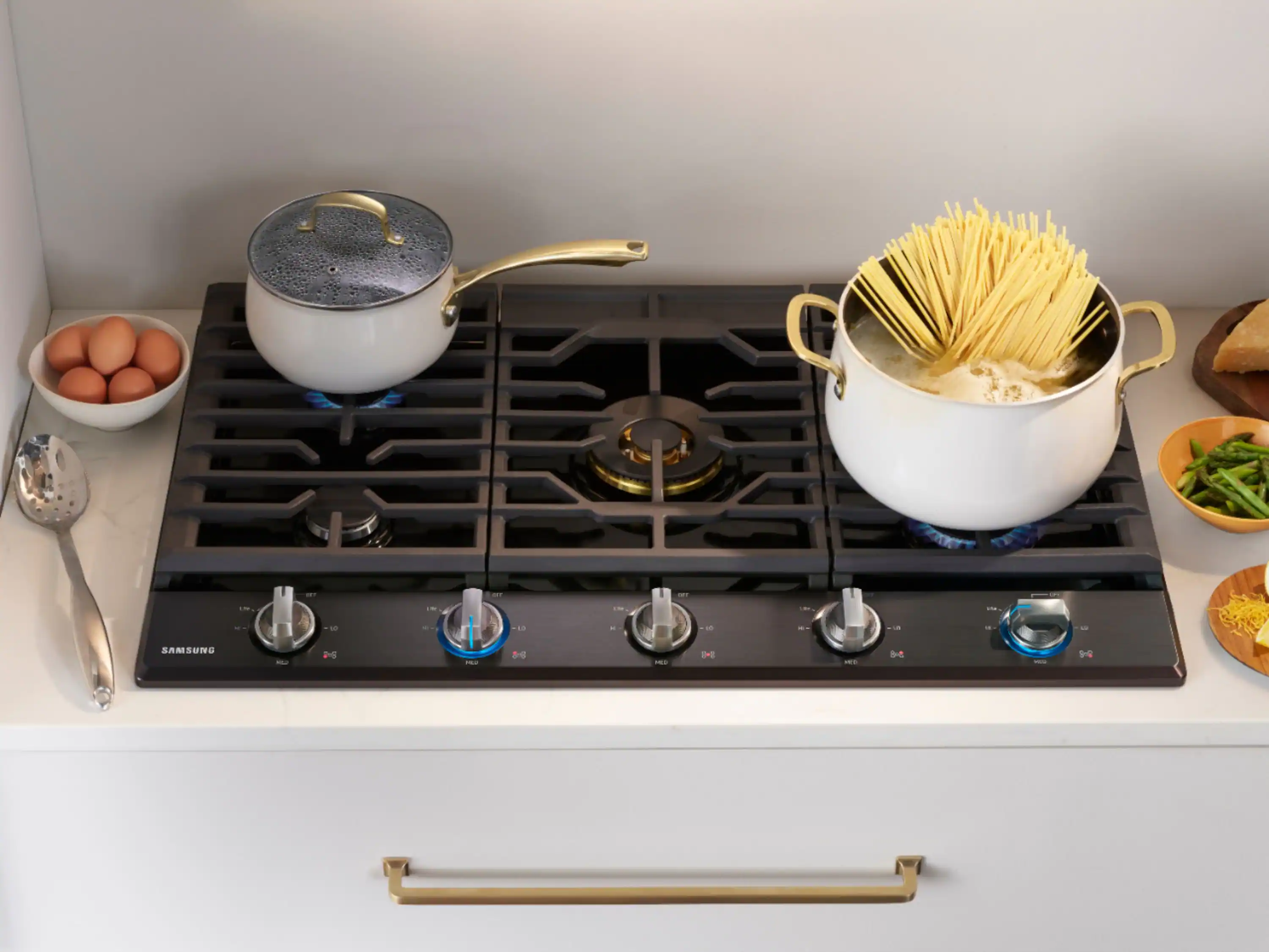 Alt View 22. Samsung - 36" Built-In Gas Cooktop with WiFi and Dual Power Brass Burner - Stainless Steel.