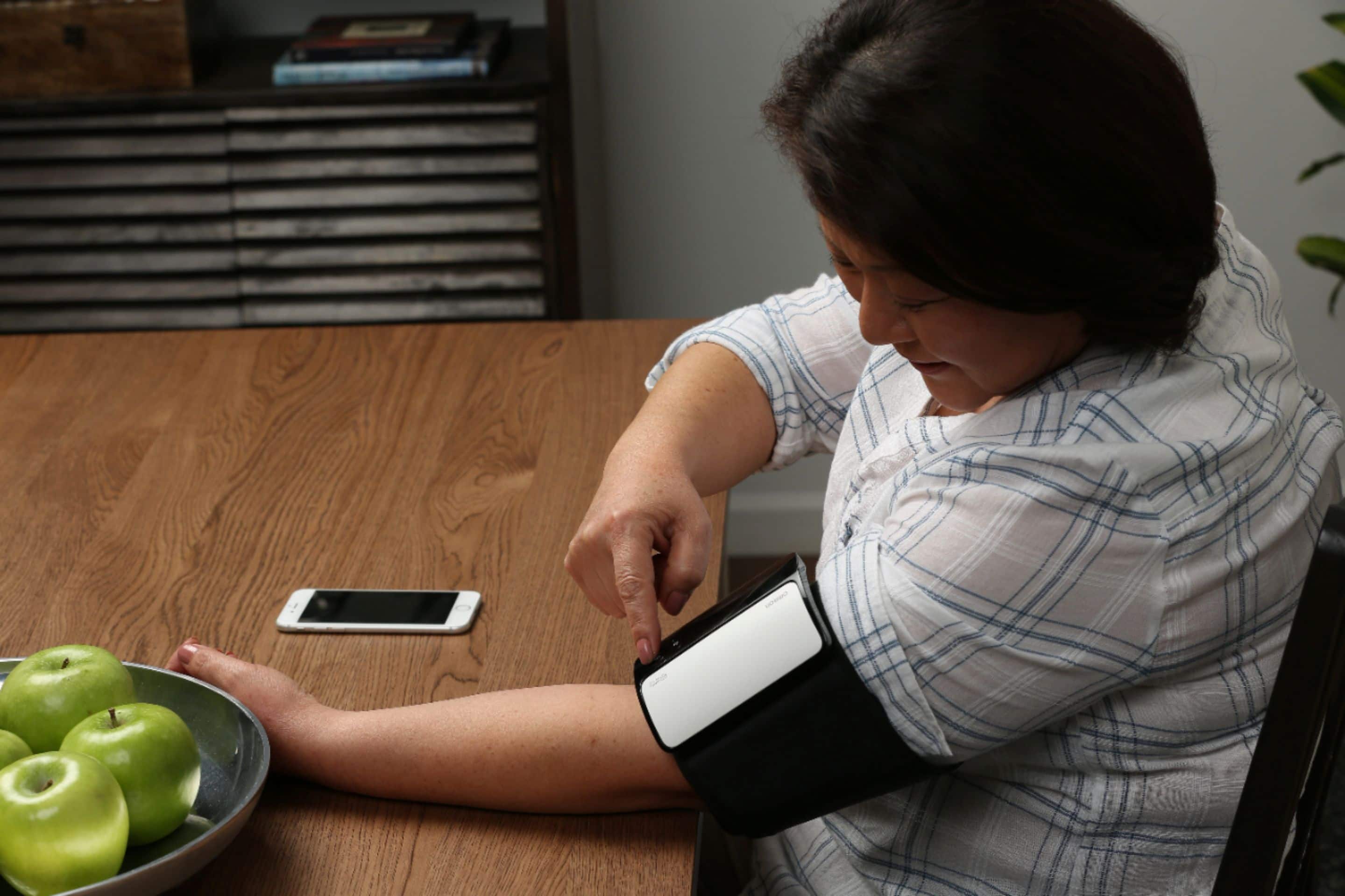 Alt View 15. Omron - Evolv - Wireless Upper Arm Blood Pressure Monitor - Black/white.