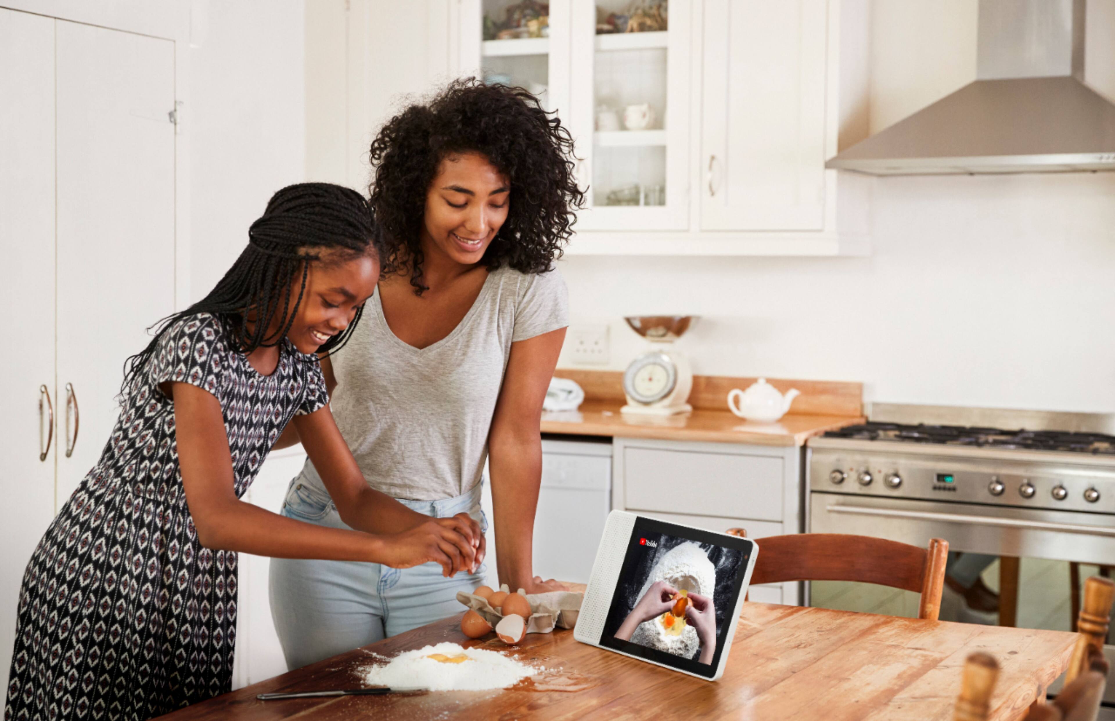 Alt View 18. Lenovo - 10" Smart Display with Google Assistant - White Front/Bamboo Back.
