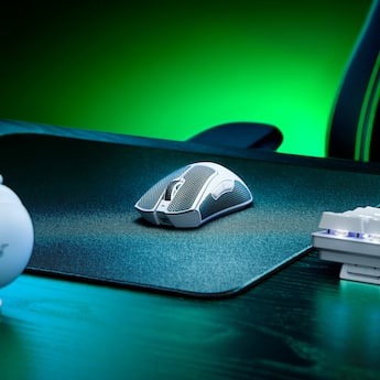 Razer DeathAdder V3 Pro Lightweight Optical Gaming Mouse with 90 Razer DeathAdder V3 Pro Lightweight Optical Gaming Mouse with 90