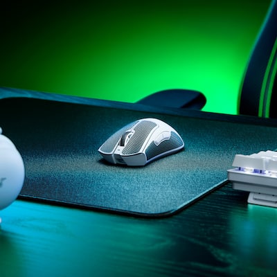 Razer DeathAdder V3 Pro Lightweight Optical Gaming Mouse with 90 Razer DeathAdder V3 Pro Lightweight Optical Gaming Mouse with 90