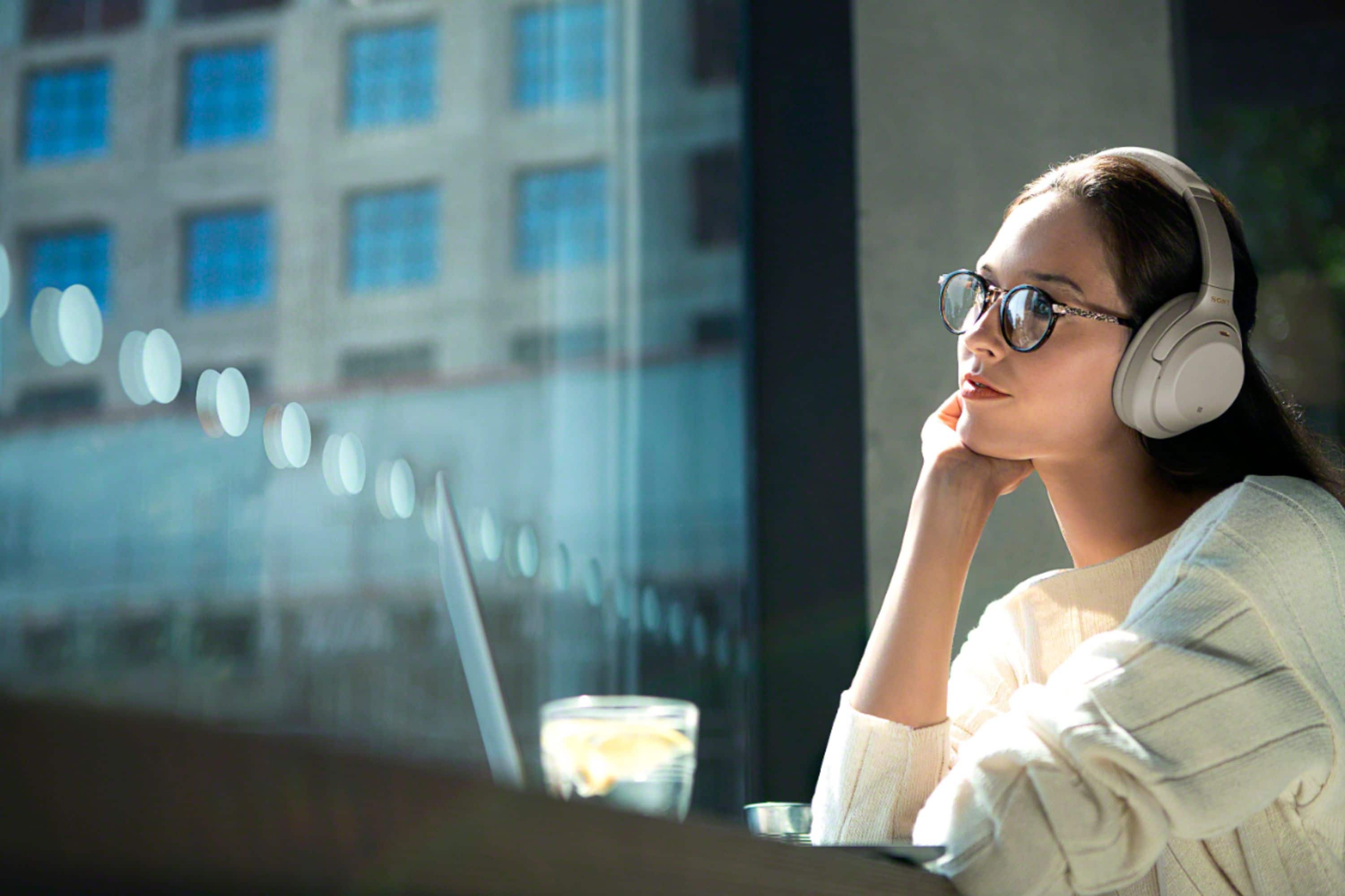 Alt View 20. Sony - WH-1000XM3 Wireless Noise Cancelling Over-the-Ear Headphones with Google Assistant - Silver.