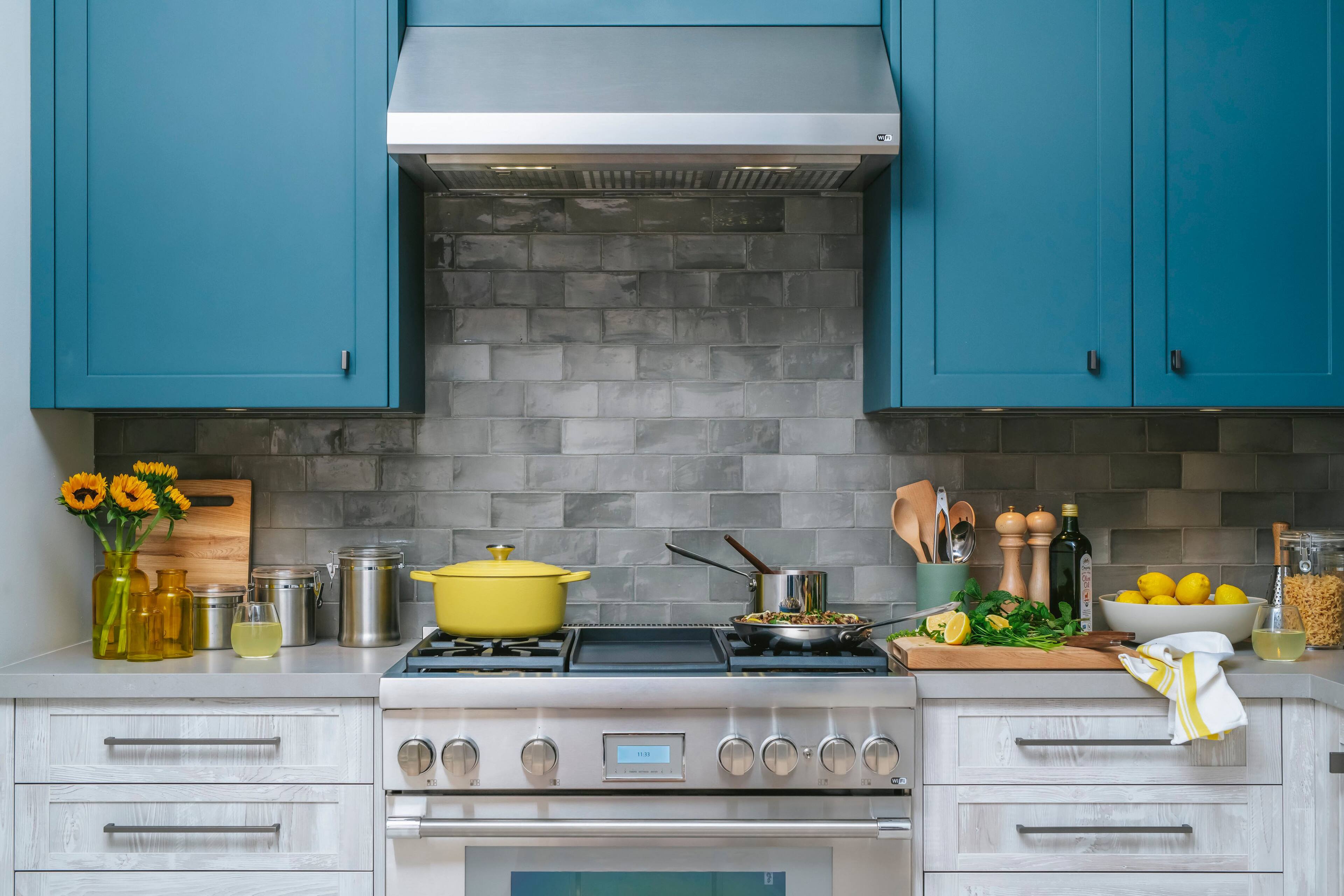 Alt View 21. Thermador - MASTERPIECE SERIES 36" Convertible Range Hood - Stainless steel.