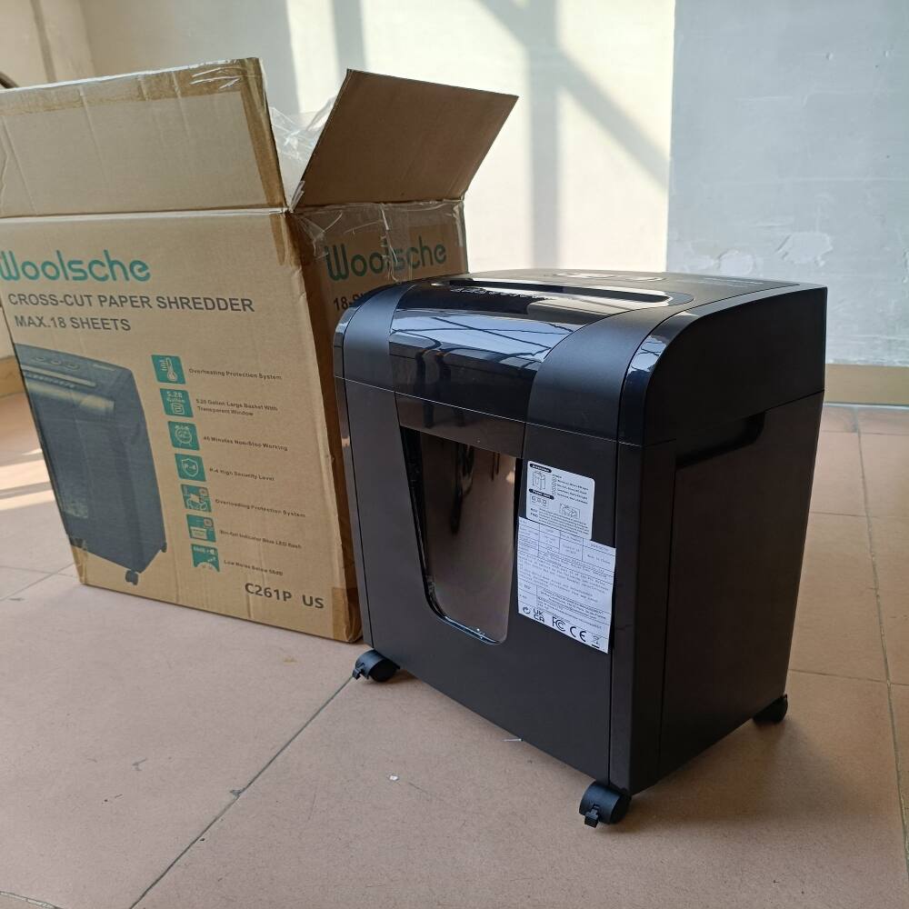 Woolsche Wooische CROSS-CUT PAPER SHREDDER 18 MAX.18 SHEETS S Protessoas Numam 10 - Legs Suke - Ee Pode - m - ecorriiy CAE Ccotia . em C  -.. - - - C261P US Y% FC CE