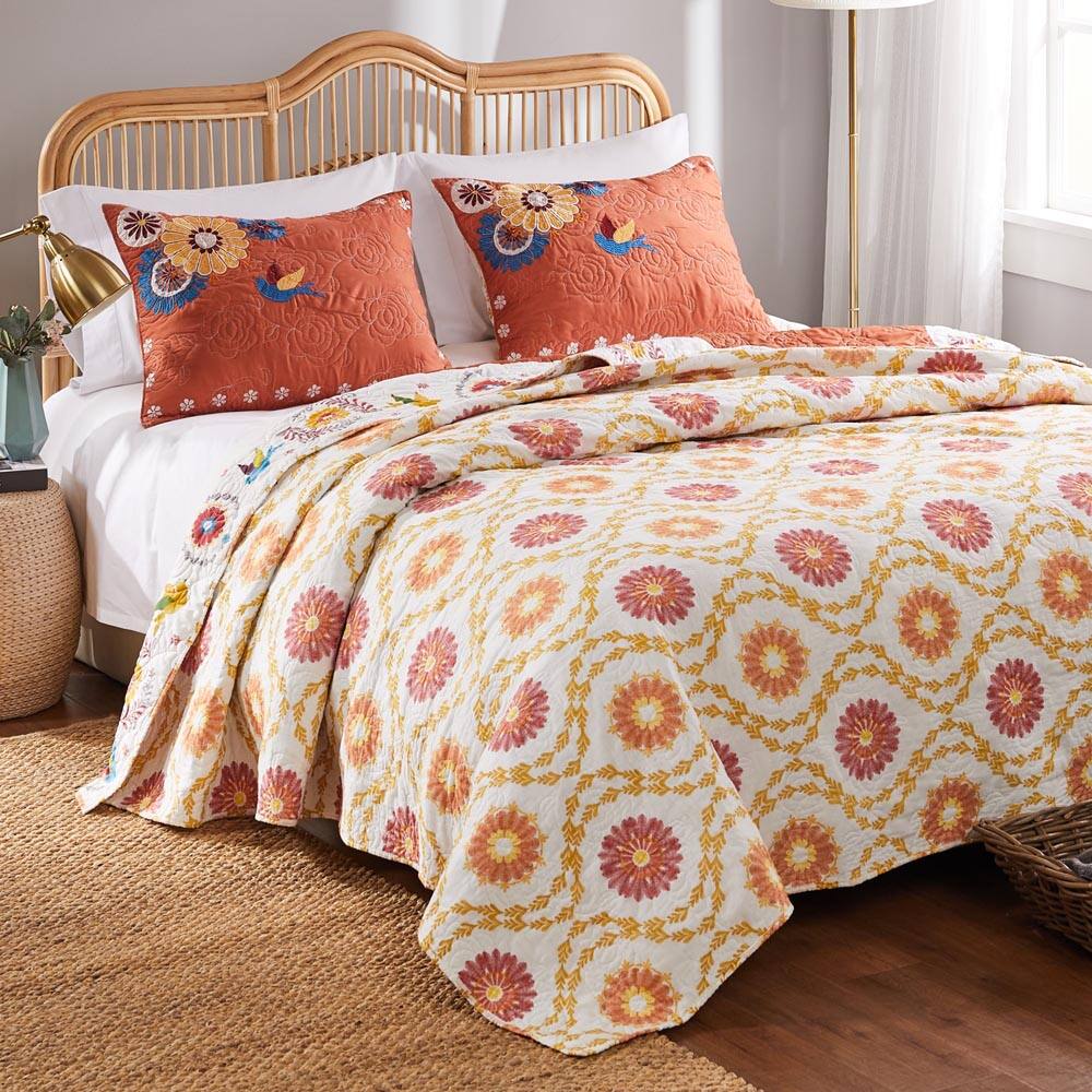 Left. BreeBe - Topanga Quilt Set 3-Piece King/Cal King - Multi.