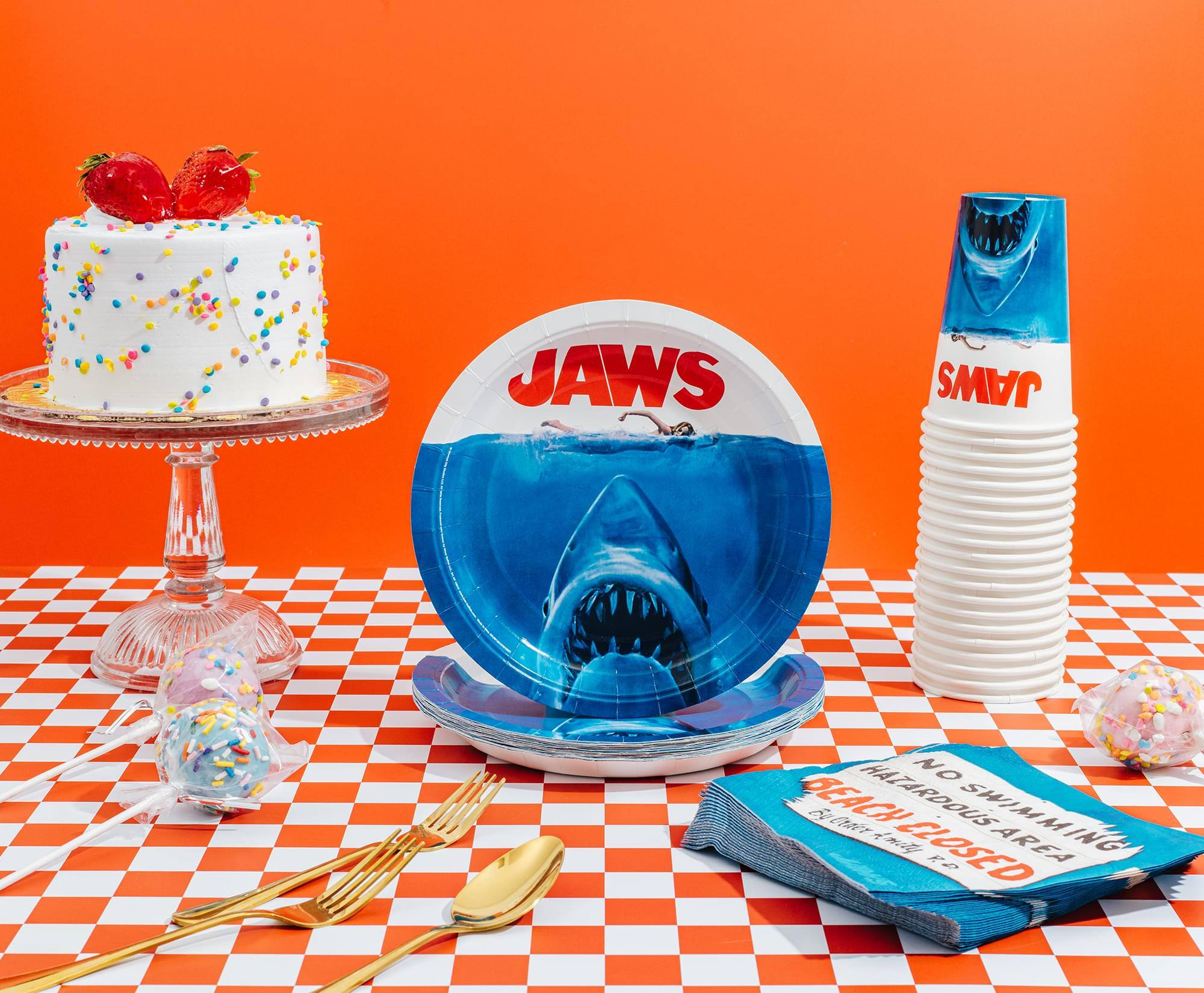 JAWS  
NO SWIMMING  
HAZARDOUS AREA  
BEACH CLOSED  
CLOSED AREA