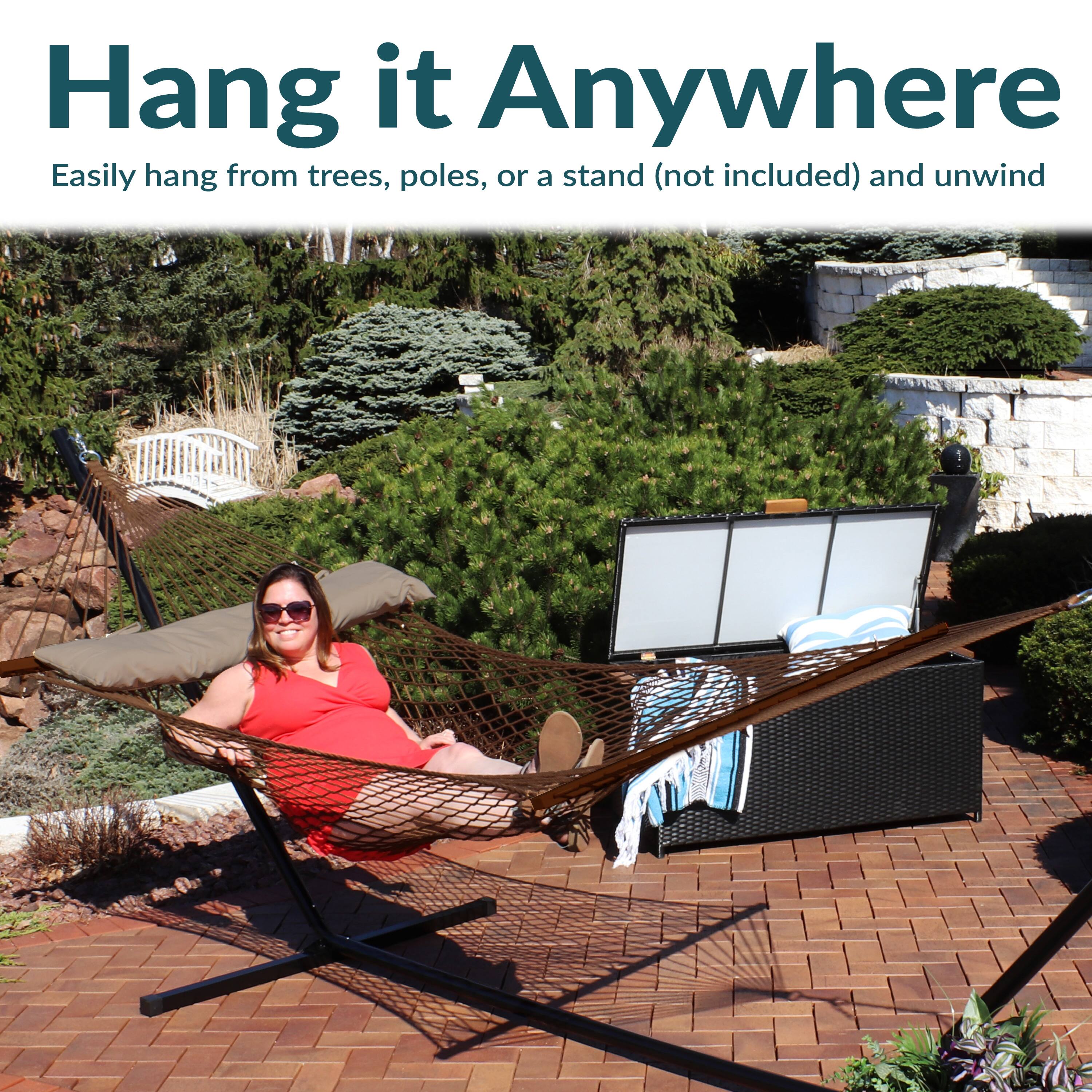 Hang it Anywhere  
Easily hang from trees, poles, or a stand (not included) and unwind