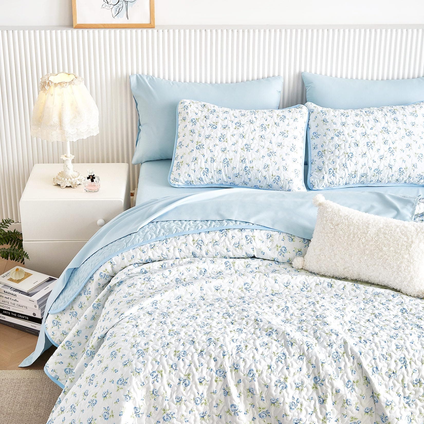 PARKER SLATER - Floral Quilt Set Coquette Cottagecore Shabby Chic Flower Pattern For Women Teen Reversible Lightweight Bedspread - White Blue-King