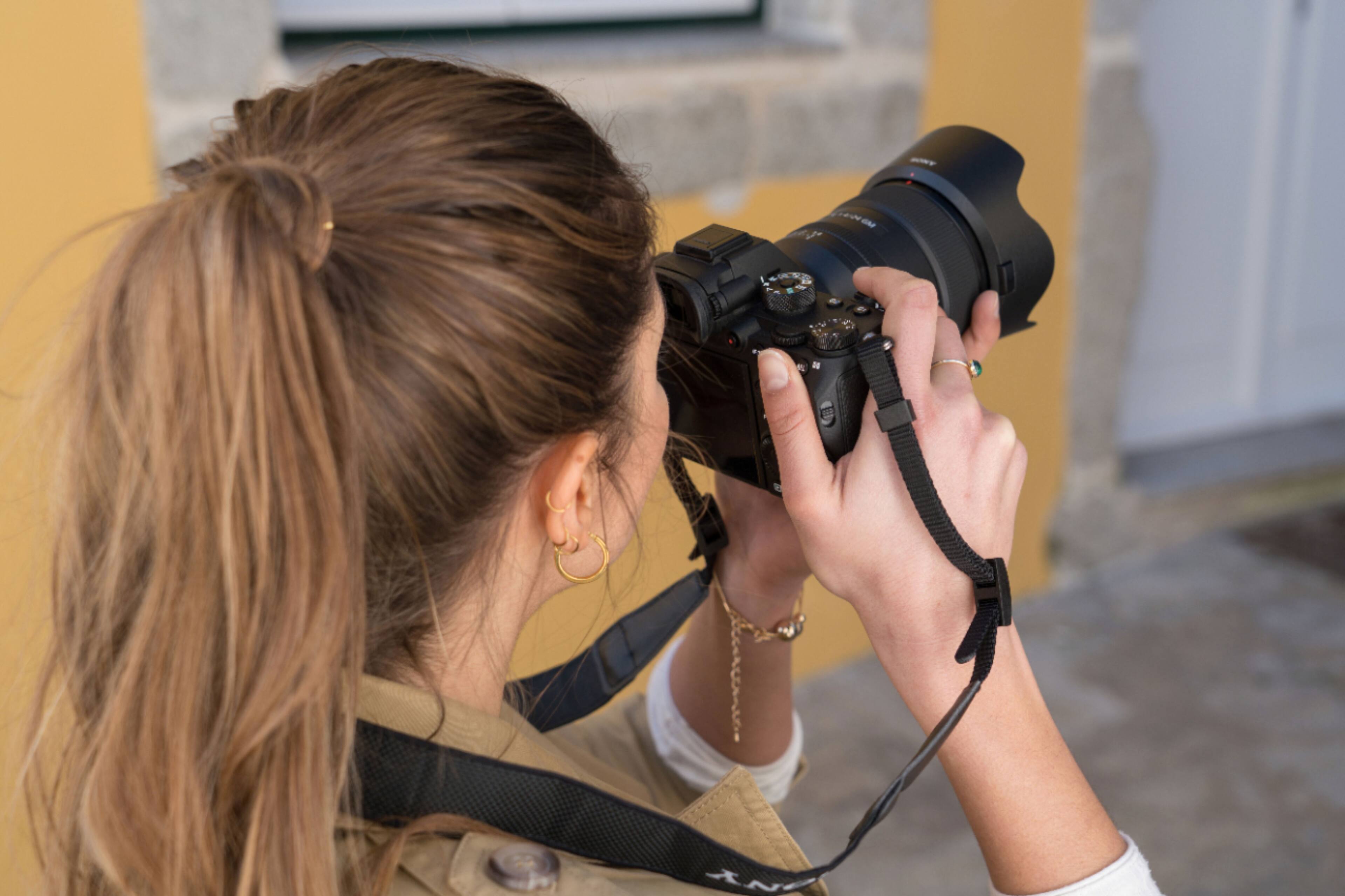 Alt View 14. Sony - G Master FE 24mm F1.4 GM Wide Angle Prime Lens for E-mount Cameras - Black.