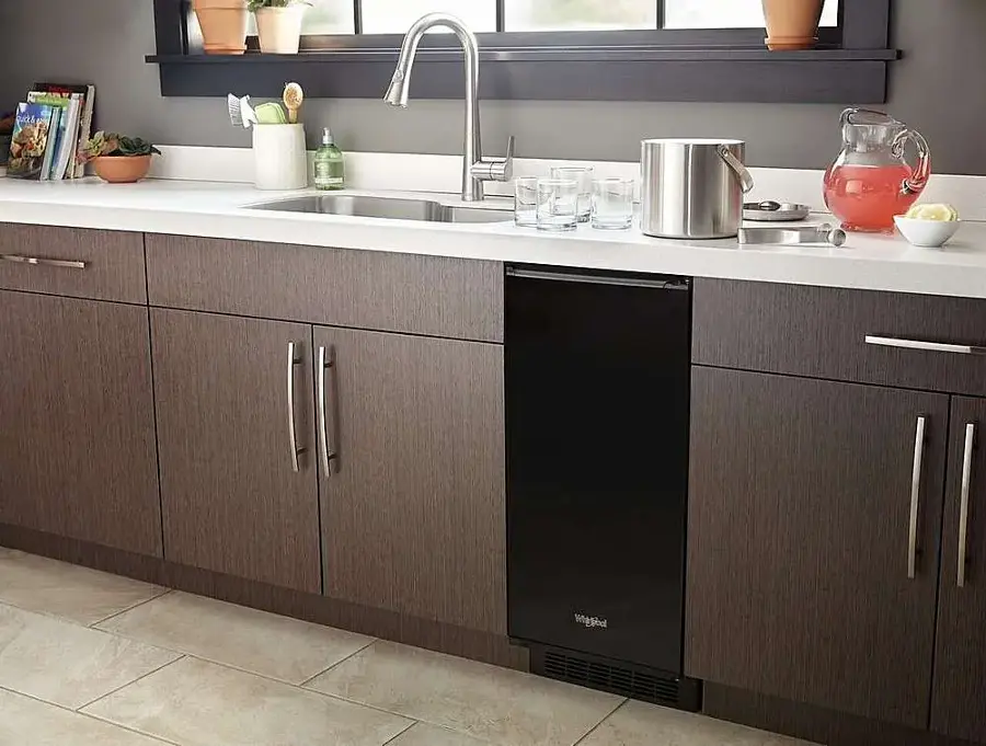 Alt View 15. Whirlpool - 15" 29-Lb. Freestanding Icemaker - Black.