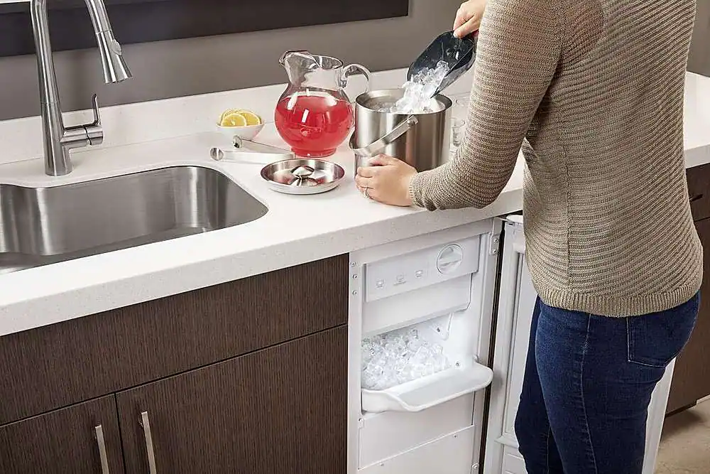 Alt View 16. Whirlpool - 15" 29-Lb. Freestanding Icemaker - White.