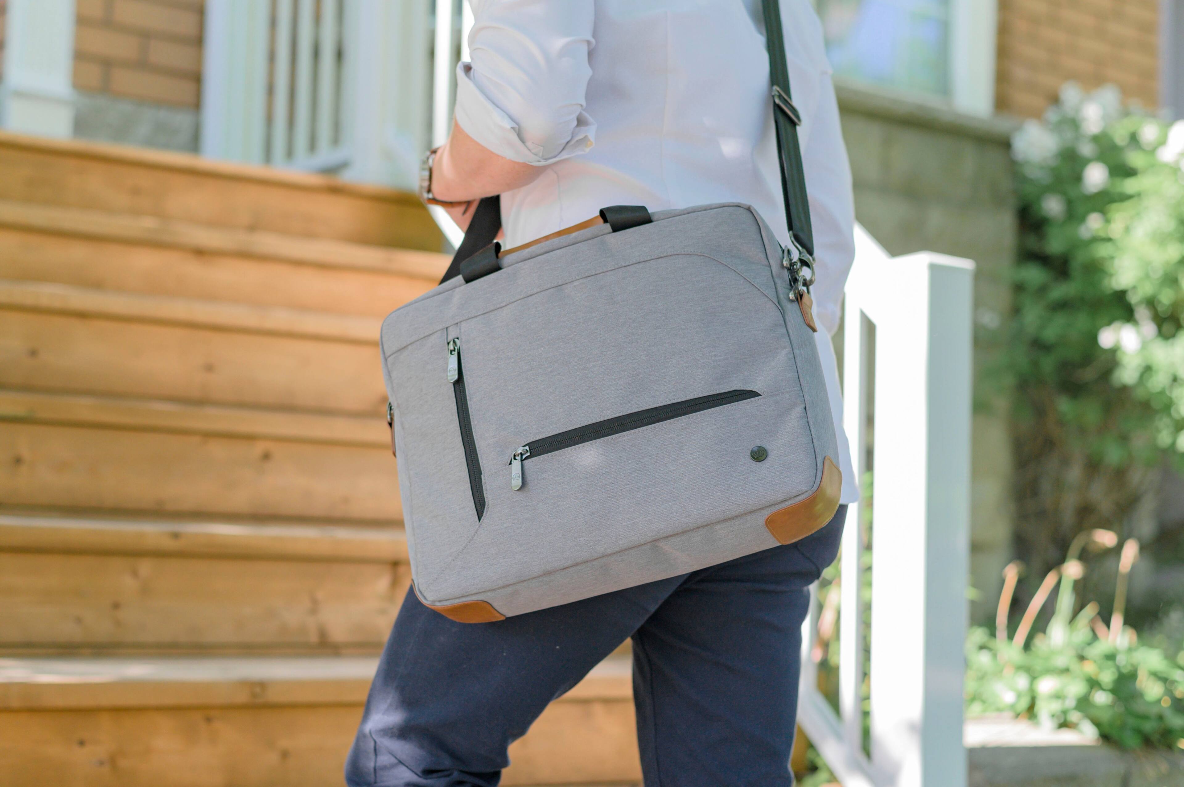 Alt View 14. PKG - Case for 16" Laptop - Light Gray.
