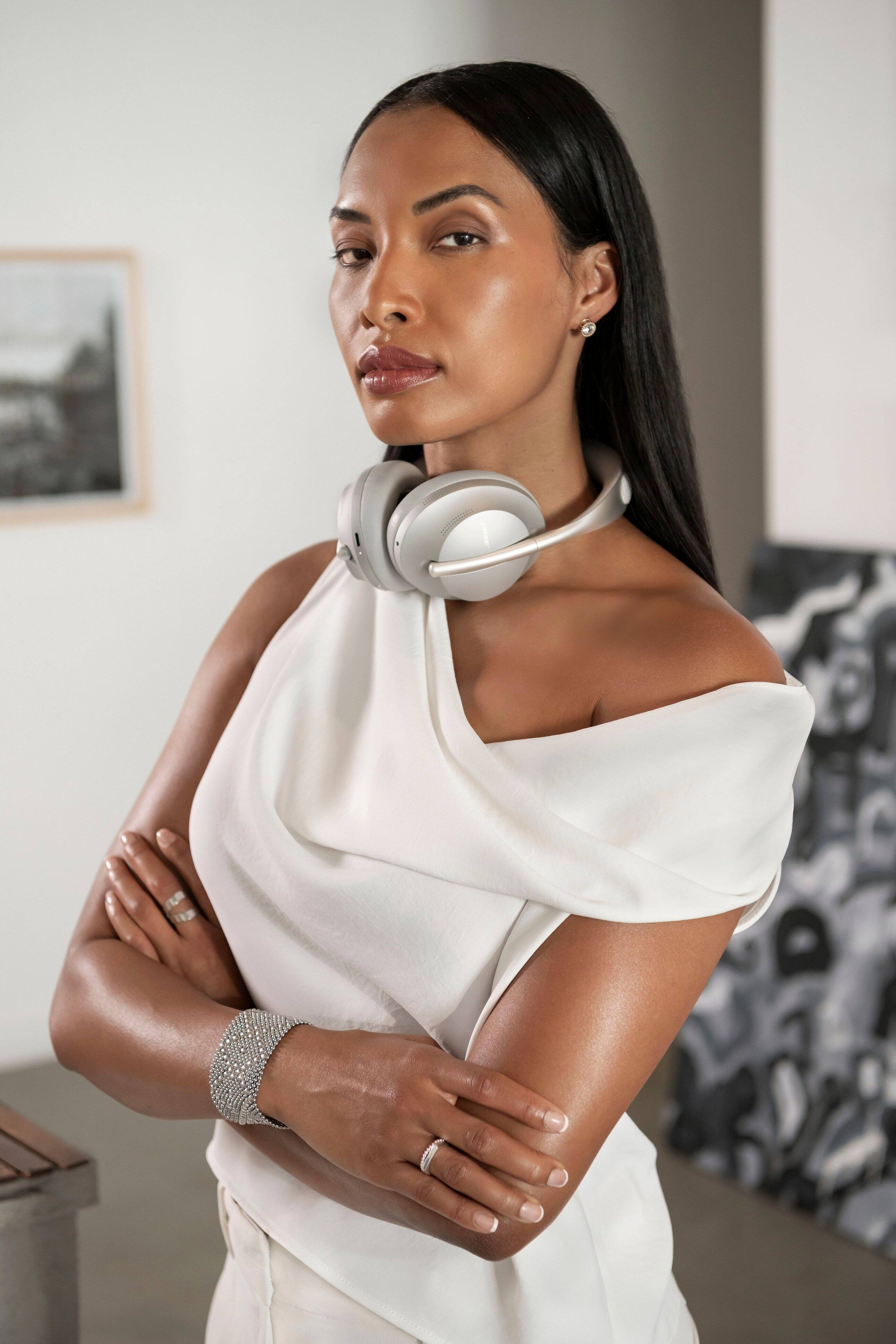 Alt View 14. Bose - Headphones 700 Wireless Noise Cancelling Over-the-Ear Headphones - Luxe Silver.