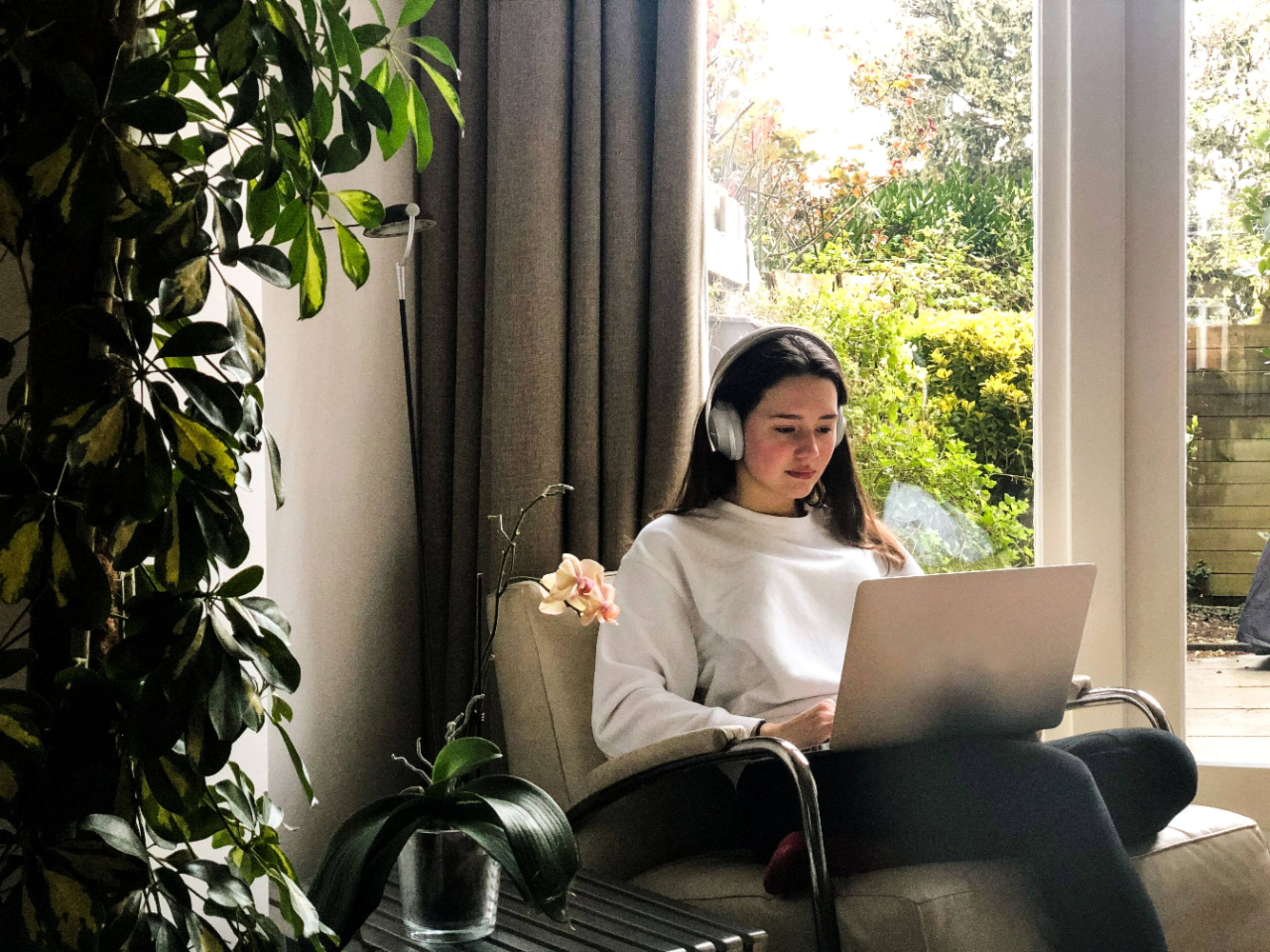 Alt View 16. Bose - Headphones 700 Wireless Noise Cancelling Over-the-Ear Headphones - Luxe Silver.