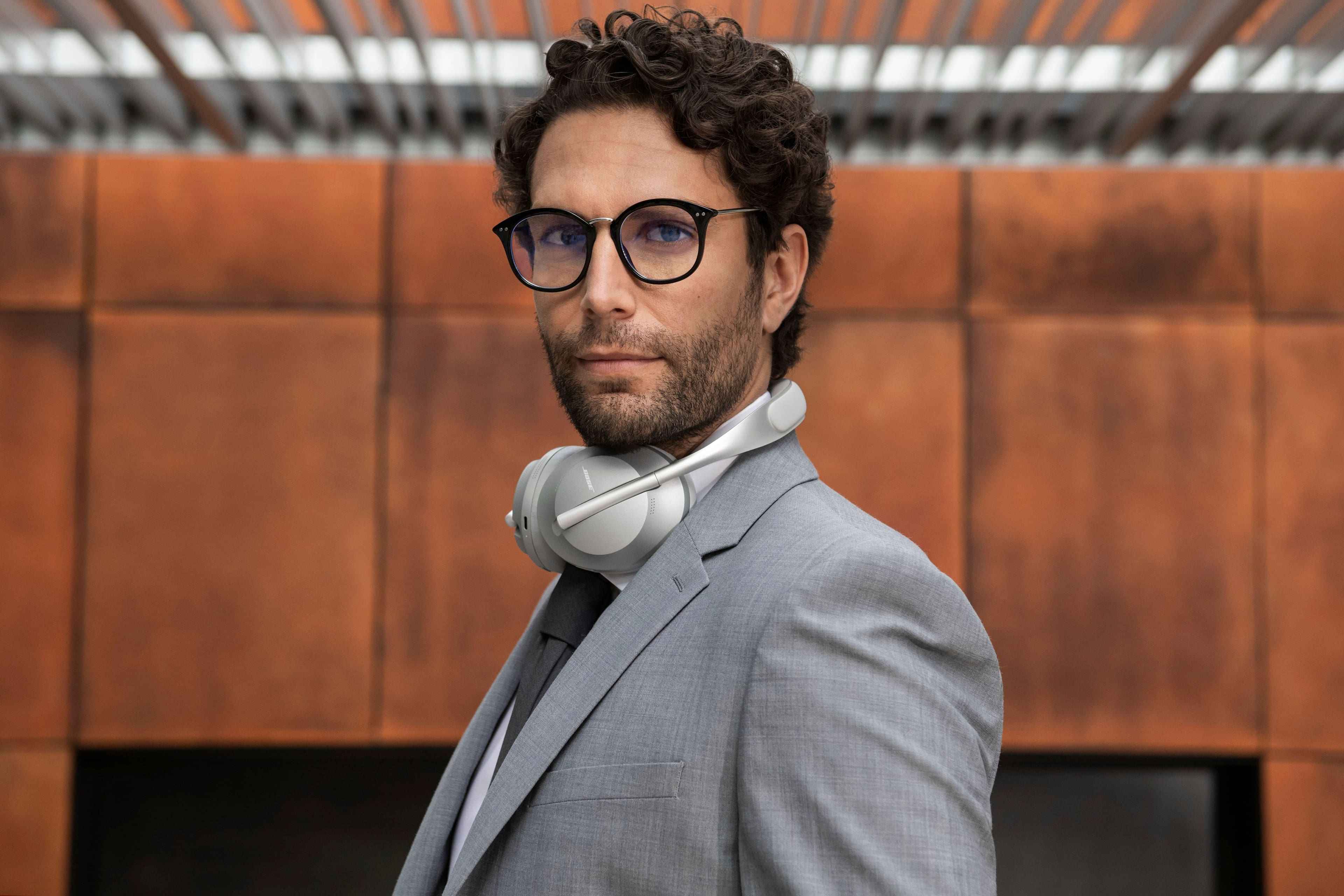 Alt View 19. Bose - Headphones 700 Wireless Noise Cancelling Over-the-Ear Headphones - Luxe Silver.