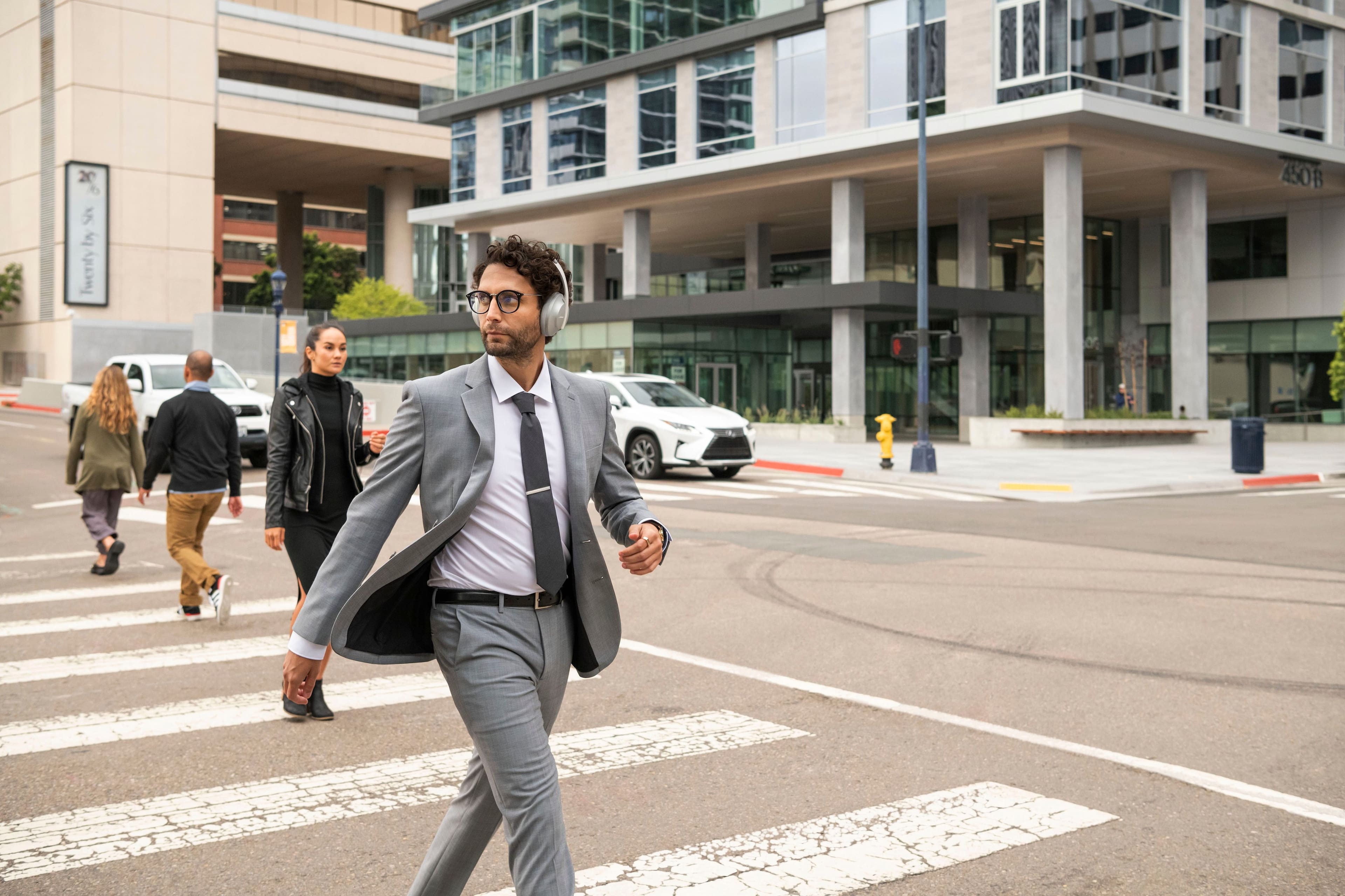 Alt View 21. Bose - Headphones 700 Wireless Noise Cancelling Over-the-Ear Headphones - Luxe Silver.