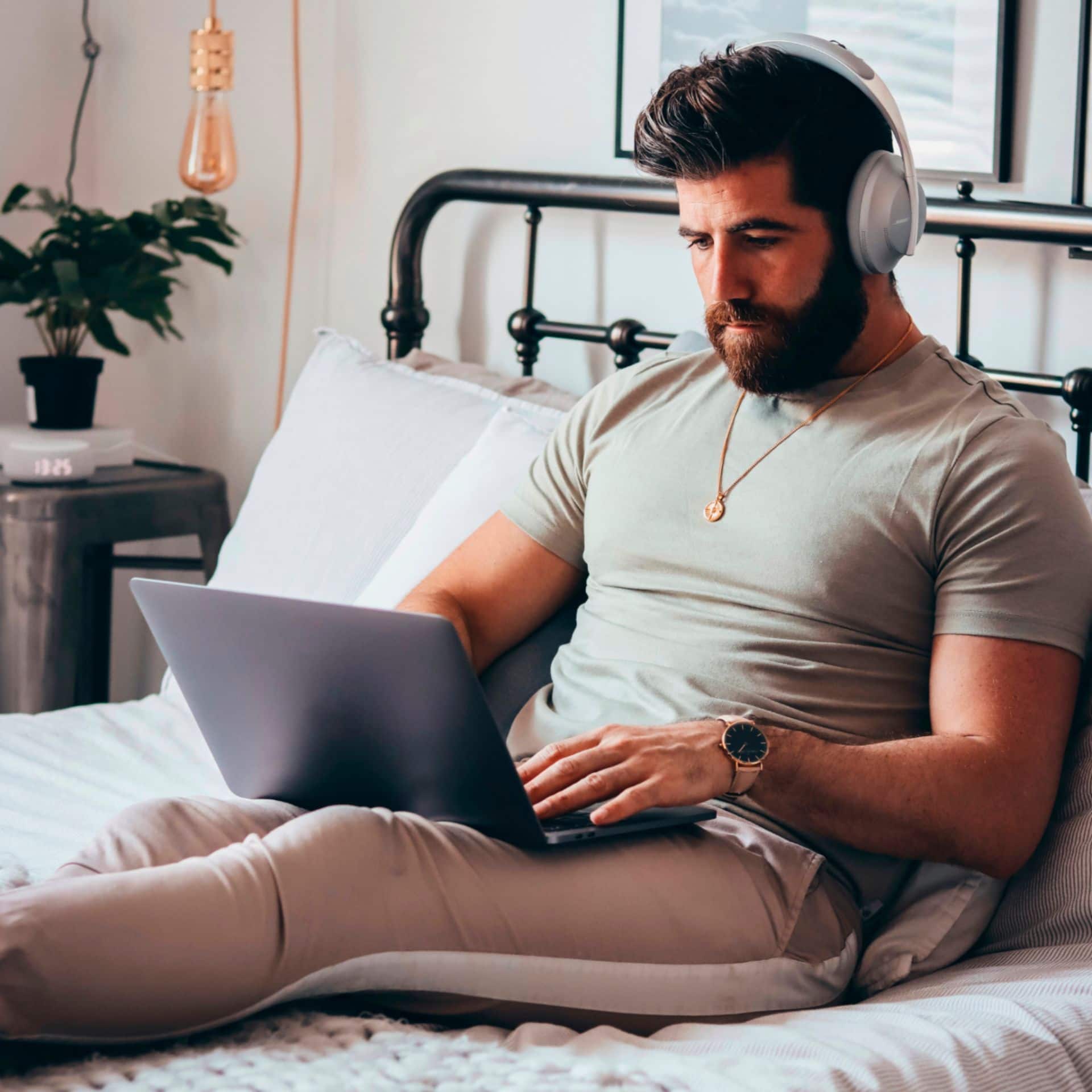 Alt View 23. Bose - Headphones 700 Wireless Noise Cancelling Over-the-Ear Headphones - Luxe Silver.