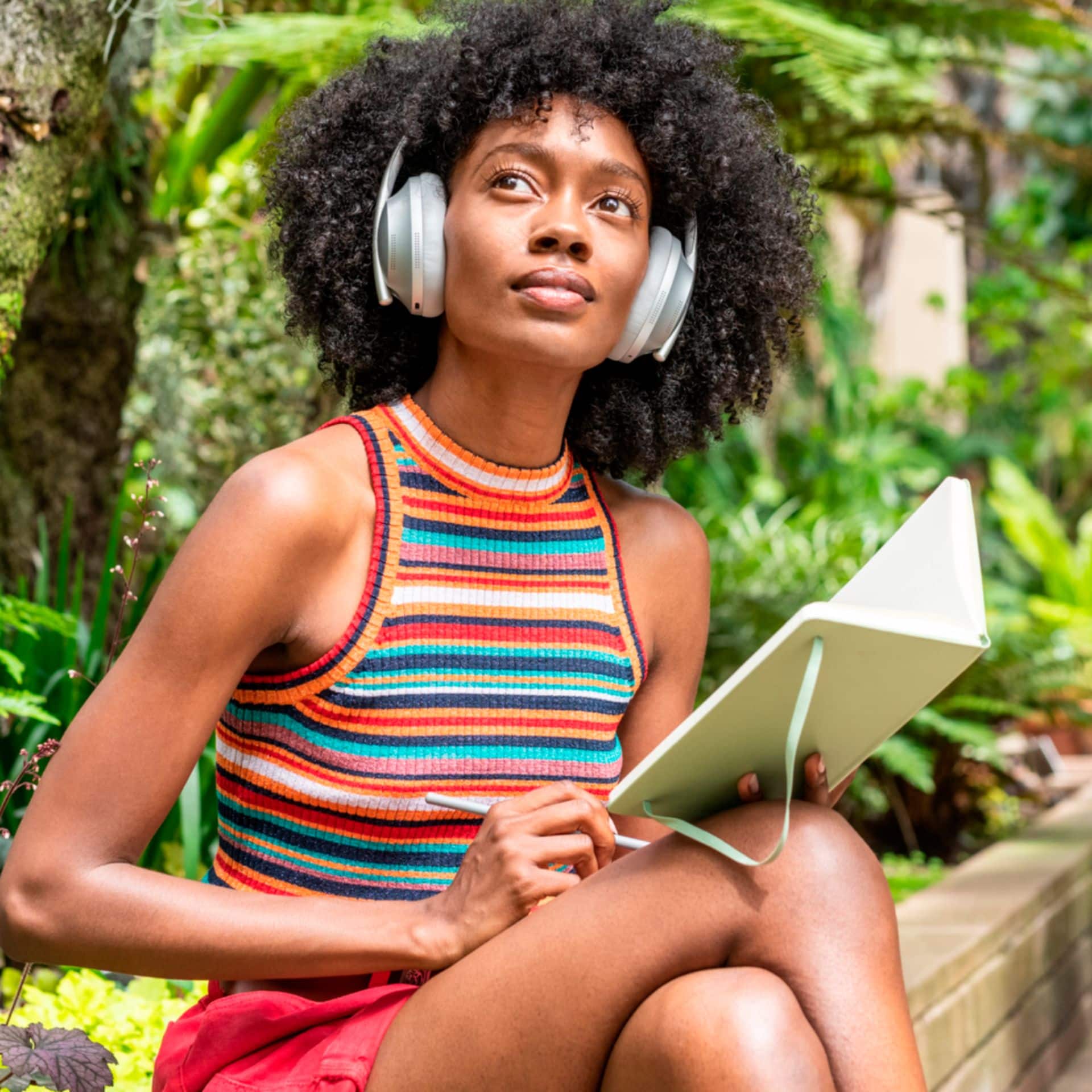 Alt View 24. Bose - Headphones 700 Wireless Noise Cancelling Over-the-Ear Headphones - Luxe Silver.