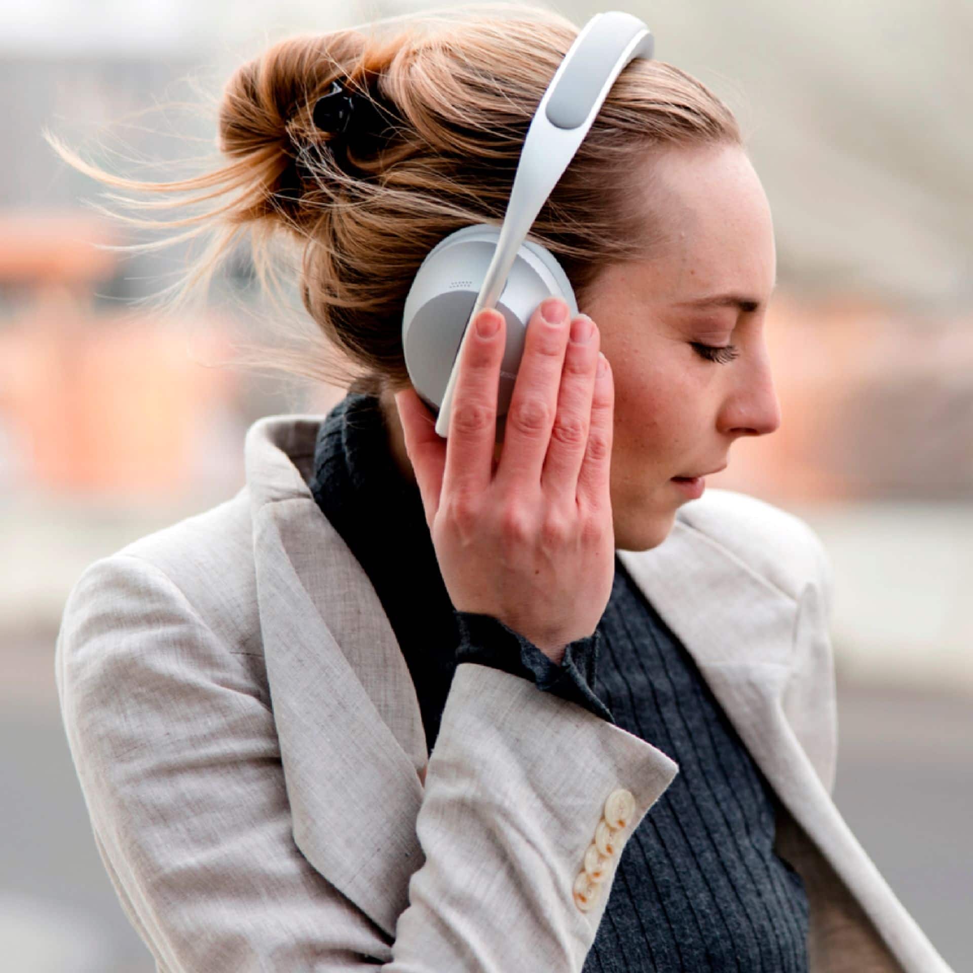 Alt View 25. Bose - Headphones 700 Wireless Noise Cancelling Over-the-Ear Headphones - Luxe Silver.